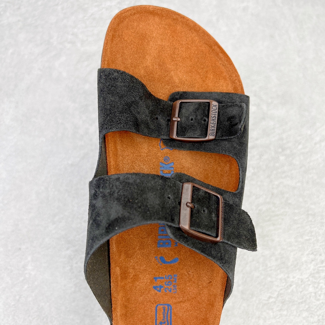 图片[4]-零售💰230 ＃DC Birkenstock Arizona 系列勃肯皮革绒面双扣时尚凉拖鞋 牛皮绒面革质地柔软 搭配可调节鞋扣提升穿着舒适度 人体工学设计分散脚部压力 保护脚踝 软木乳胶鞋床具有一定的收缩性 长时间穿着后能贴合脚型 EVA鞋底回弹性和抗张性力高 具有良好的防震、缓冲性  四季皆宜 柔软的鞋床采用额外的泡沫缓冲层 提供额外的舒适感和全天支撑 全网独家首发 源于德国的严谨工艺  牛巴戎面 中层松木 EVA 三层组合大底 优质牛皮面料五金扣 出口订单 尺码：35-44 编码：by2936030-运动鞋