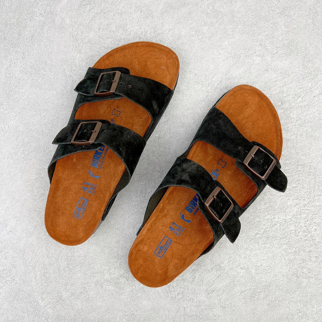 图片[3]-零售💰230 ＃DC Birkenstock Arizona 系列勃肯皮革绒面双扣时尚凉拖鞋 牛皮绒面革质地柔软 搭配可调节鞋扣提升穿着舒适度 人体工学设计分散脚部压力 保护脚踝 软木乳胶鞋床具有一定的收缩性 长时间穿着后能贴合脚型 EVA鞋底回弹性和抗张性力高 具有良好的防震、缓冲性  四季皆宜 柔软的鞋床采用额外的泡沫缓冲层 提供额外的舒适感和全天支撑 全网独家首发 源于德国的严谨工艺  牛巴戎面 中层松木 EVA 三层组合大底 优质牛皮面料五金扣 出口订单 尺码：35-44 编码：by2936030-运动鞋