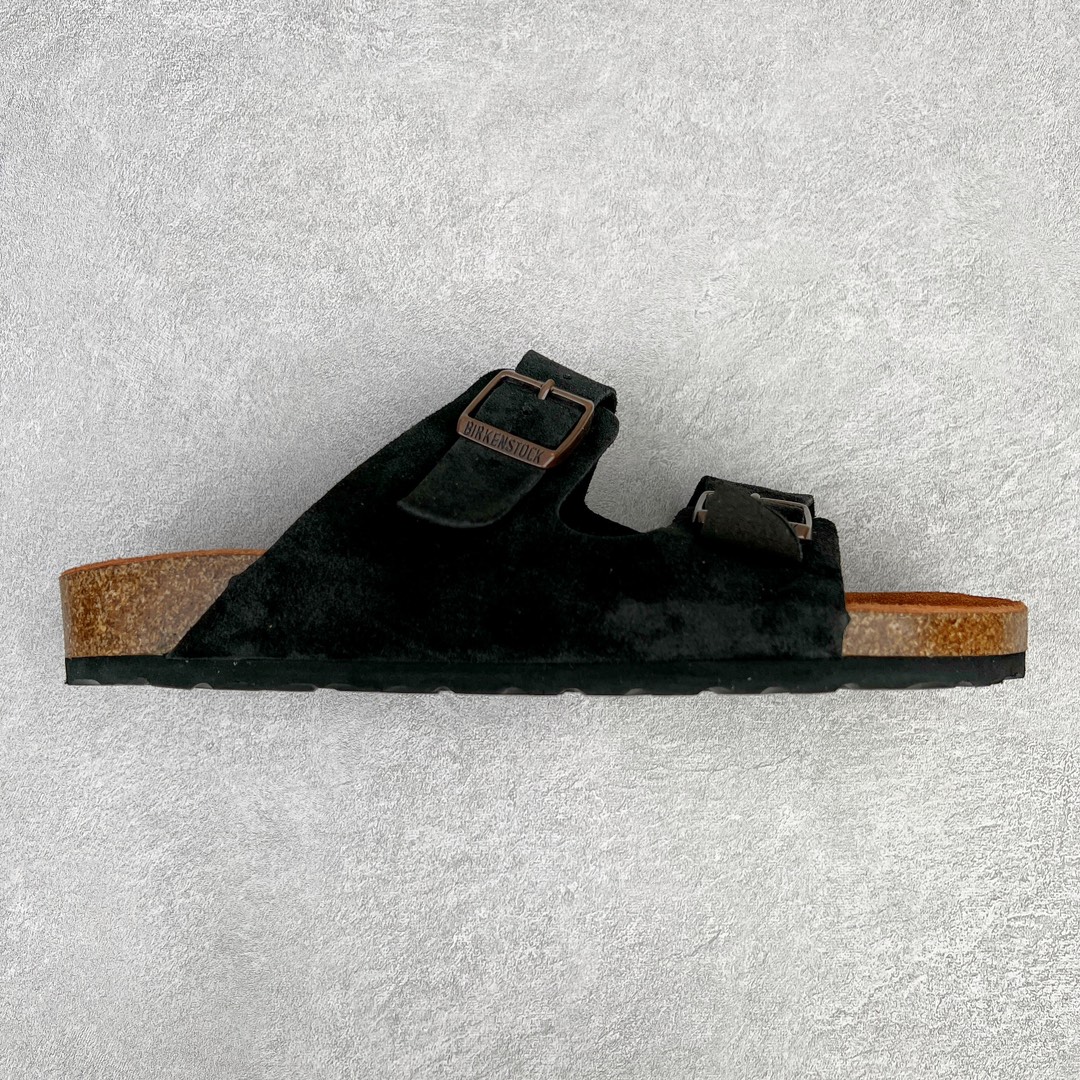 零售💰230 ＃DC Birkenstock Arizona 系列勃肯皮革绒面双扣时尚凉拖鞋 牛皮绒面革质地柔软 搭配可调节鞋扣提升穿着舒适度 人体工学设计分散脚部压力 保护脚踝 软木乳胶鞋床具有一定的收缩性 长时间穿着后能贴合脚型 EVA鞋底回弹性和抗张性力高 具有良好的防震、缓冲性  四季皆宜 柔软的鞋床采用额外的泡沫缓冲层 提供额外的舒适感和全天支撑 全网独家首发 源于德国的严谨工艺  牛巴戎面 中层松木 EVA 三层组合大底 优质牛皮面料五金扣 出口订单 尺码：35-44 编码：by2936030-运动鞋