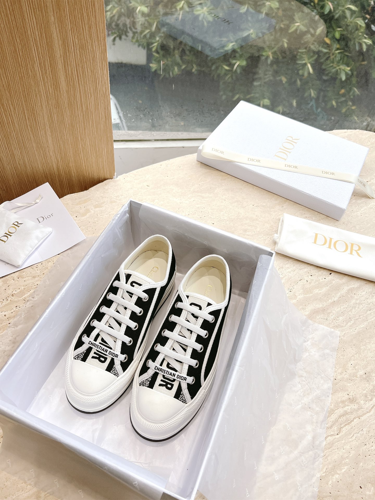 NO:406487,Low-top high-top G023 top version Dior Walk'n series Presbyterian embroidery thick-soled canvas shoes casual sneakers Original purchase and development Made this Walk'n'Dior thick-soled sneakers are a fashionable item that enhances the style of the series. Oblique printed cotton embroidered upper, paired with comfortable thick-soled, tongue and Christian Dior Paris logo laces. It can add fashionable temperament to various casual looks Fabric: Original custom imported Oblique printed embroidery Inner: Imported soft sheepskin lining Outsole: Original exclusive mold-open TPU material Sole thickness: 4.5CM Size: Women's 35-40, casual shoes/sports shoes, dior, dior, sneakers, sheepskin19860909低帮高帮G023顶级版本 Dior迪奥Walk'n系列 老花 刺绣 厚底帆布鞋 休闲运动鞋 原版购入开发 做货 这款 Walk'n'Dior 厚底运动鞋是一款时尚单品,提升该系列的格调.Oblique 印花棉质刺绣鞋面,搭配舒适厚底、鞋舌和 Christian Dior Paris 标志鞋带.可为各式休闲造型增添时髦气质 面料: 原版定制进口Oblique 印花刺绣 内里: 进口柔软羊皮里 大底: 原版独家开模TPU材质 底厚: 4.5CM Size: 女款35-40,休闲鞋/运动鞋,dior,dior,sneakers,sheepskin,Women's Shoes