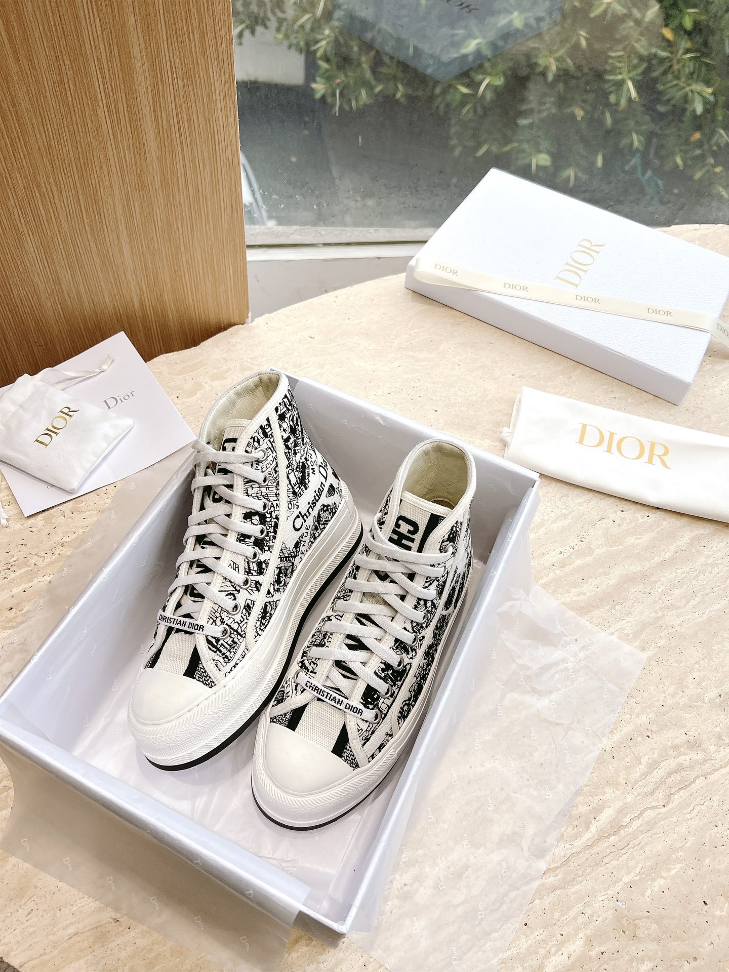 NO:406492,Low-top high-top G.023 top version Dior Walk'n series Presbyterian embroidery thick-soled canvas shoes casual sneakers Original purchase and development Made this Walk'n'Dior thick-soled sneakers are a fashionable item that enhances the style of the series. Oblique printed cotton embroidered upper with comfortable thick-soled soles, tongue and Christian Dior Paris logo laces. It can add fashionable temperament to various casual looks Fabric: Original custom imported Oblique printed embroidery Inner: Imported soft sheepskin lining Outsole: Original exclusive mold-open TPU material Sole thickness: 4.5CM Size: Women's 35-40, casual shoes/sports shoes, dior, dior, sneakers, sheepskin19860909低帮高帮G.023顶级版本 Dior迪奥Walk'n系列 老花 刺绣 厚底帆布鞋 休闲运动鞋 原版购入开发 做货 这款 Walk'n'Dior 厚底运动鞋是一款时尚单品,提升该系列的格调.Oblique 印花棉质刺绣鞋面,搭配舒适厚底、鞋舌和 Christian Dior Paris 标志鞋带.可为各式休闲造型增添时髦气质 面料: 原版定制进口Oblique 印花刺绣 内里: 进口柔软羊皮里 大底: 原版独家开模TPU材质 底厚: 4.5CM Size: 女款35-40,休闲鞋/运动鞋,dior,dior,sneakers,sheepskin,Women's Shoes