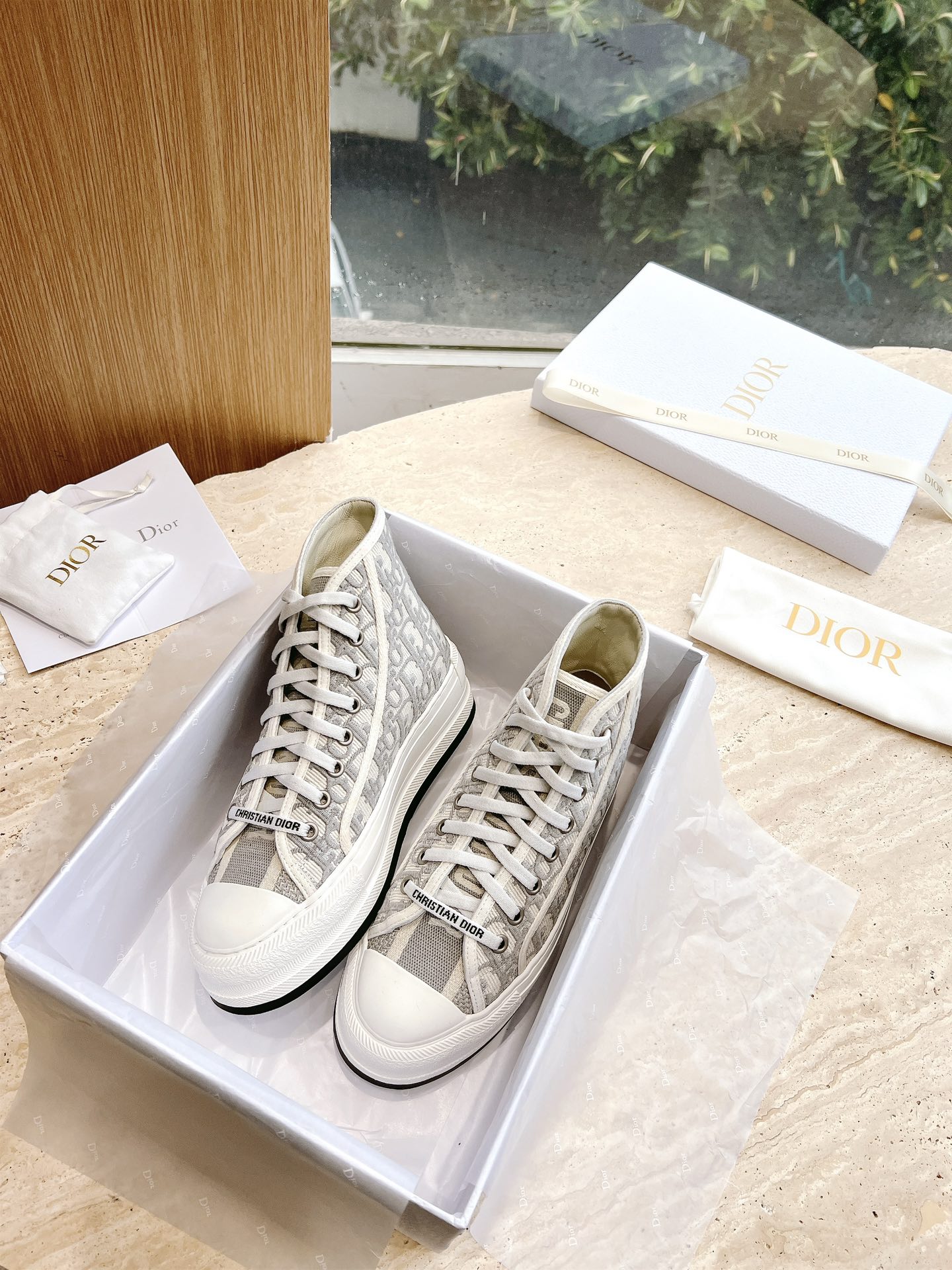 NO:406502,Low-top high-top G.023 top version Dior Walk'n series Presbyterian embroidery thick-soled canvas shoes casual sneakers Original purchase and development Made this Walk'n'Dior thick-soled sneakers are a fashionable item that enhances the style of the series. Oblique printed cotton embroidered upper, paired with comfortable thick-soled soles, tongue and Christian Dior Paris logo laces. It can add fashionable temperament to various casual looks Fabric: Original custom imported Oblique printed embroidery Inner: Imported soft sheepskin lining Outsole: Original exclusive mold-open TPU material Sole thickness: 4.5CM Size: Women's 35-40, casual shoes/sports shoes, dior, dior, sneakers, sheepskin19860909低帮高帮G.023顶级版本 Dior迪奥Walk'n系列 老花 刺绣 厚底帆布鞋 休闲运动鞋 原版购入开发 做货 这款 Walk'n'Dior 厚底运动鞋是一款时尚单品,提升该系列的格调.Oblique 印花棉质刺绣鞋面,搭配舒适厚底、鞋舌和 Christian Dior Paris 标志鞋带.可为各式休闲造型增添时髦气质 面料: 原版定制进口Oblique 印花刺绣 内里: 进口柔软羊皮里 大底: 原版独家开模TPU材质 底厚: 4.5CM Size: 女款35-40,休闲鞋/运动鞋,dior,dior,sneakers,sheepskin,Women's Shoes