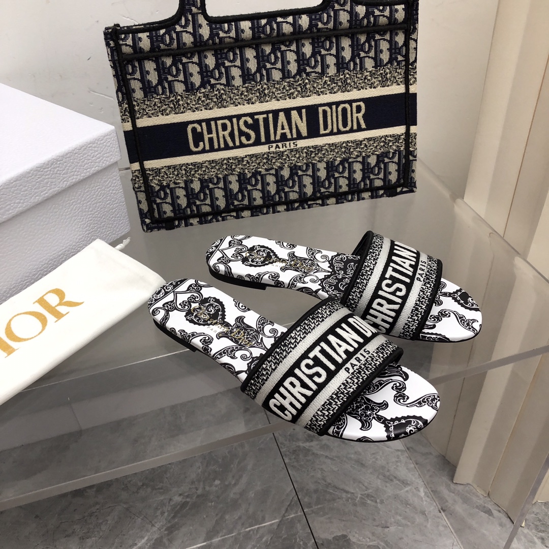 NO:167538,2025- No. 117 New jacquard embroidered sandals in early spring ♀ As D's main presbyterian embroidery series sandals, there is a new color every year, and it will be out of stock as soon as it is new. The embroidery design has a three-dimensional and exquisite feeling, simple and generous, and is not picky at all. It can be held on any occasion, making people love it. Exclusive customized letter three-dimensional embroidery upper, high-density electric embroidery technology, without any connection, overlap, perfect quality, and complex craftsmanship. Consistent with the original version, comfortable and soft, pay attention to discernment. Italian leather outsole Size35-40 (41 and 42 can be ordered without return and exchange) More than a dozen colors are available, slippers, dior, slippers, Leather soles198609092025- 117号花色 早春新款提花刺绣凉拖鞋♀  作为D家主打款老花刺绣系列凉拖,每年都会新色,一出新就立马断货,刺绣设计有立体感非常精致,简单大方,完全不挑人,任何场合都能hold住,让人爱不释手 独家订制字母立体刺绣鞋面,高密度电绣工艺,没有任何的连线、重合,完美品质,复杂工艺.与原版一致,舒适柔软,注意辨别.意大利真皮大底Size35-40（41、42可订不退换）十几种颜色可选,拖鞋,dior,slippers,Leather soles,Women's Shoes