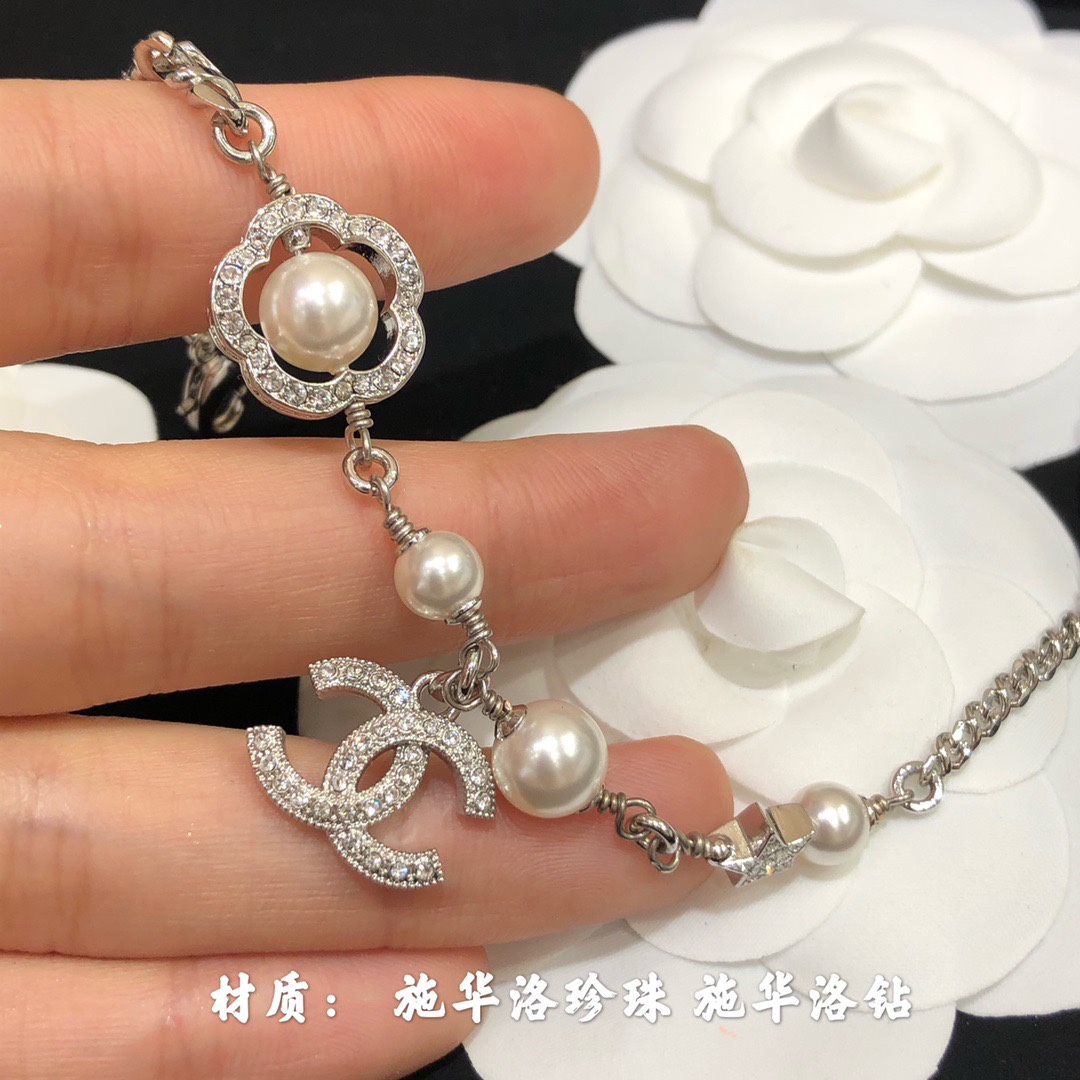 𝑪𝒉𝒂𝒏𝒆𝒍香奈儿仙女小星星手链
精致好看zp定制  施华洛钻 施华洛珍珠
星星项链 可以调节长短 所见所得