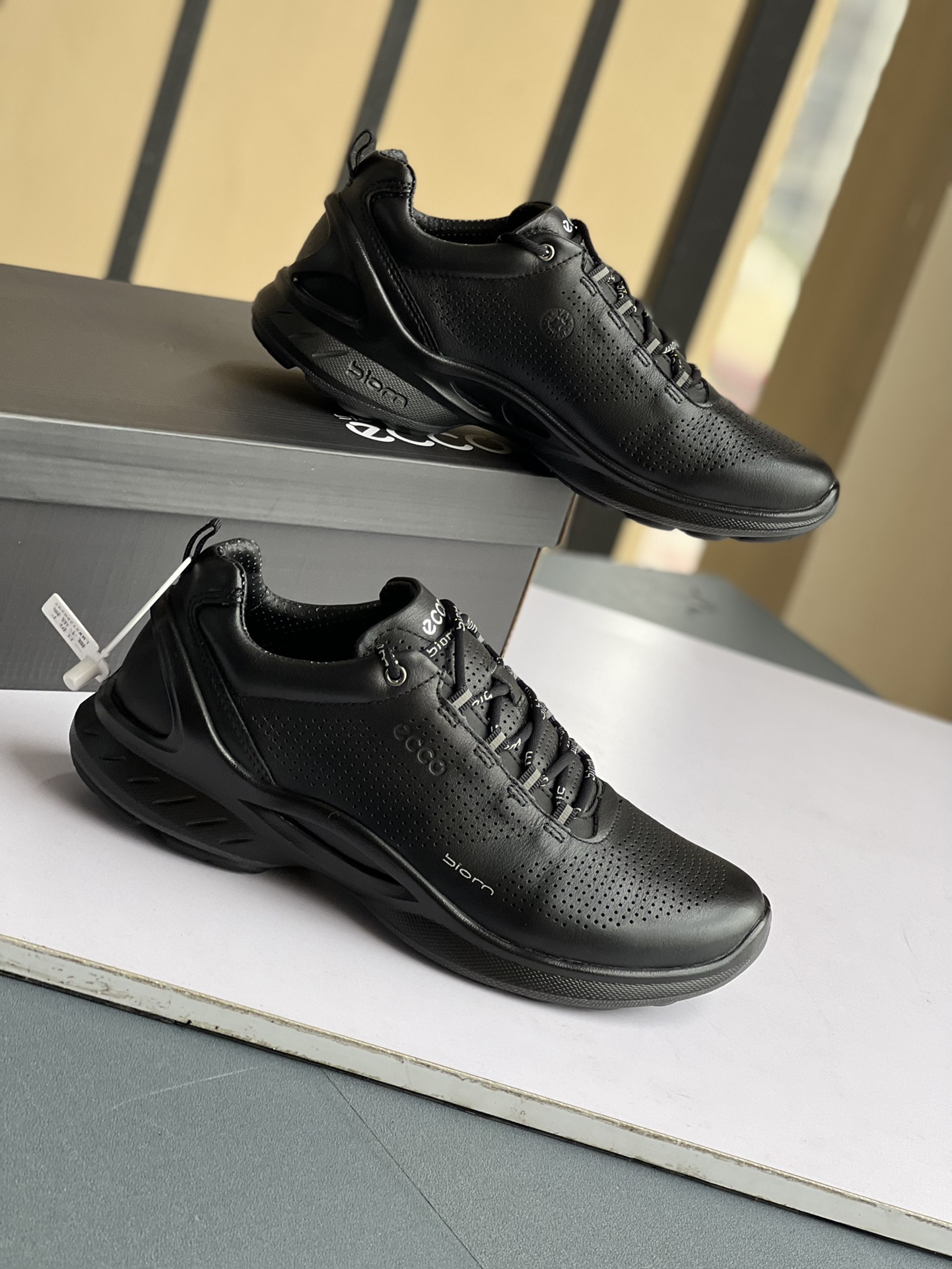 NO:273904,Pure original Ecco/Aibu men's shoes new classic leather strap breathable casual sports outdoor walking shoes 837514 fabric is made of yak leather upper soft and delicate upper punched design, fashionable, stylish, comfortable and breathable, convenient belt, convenient, simple, free adjustment, standard code 39-44,,cowhide19860909纯原Ecco/爱步男鞋新款经典款真皮系带透气休闲运动户外健步鞋837514 面料选用牦牛皮鞋面 柔软细腻 鞋面打孔设计 时尚有型舒适透气 便捷糸带 方便简约 自由调节 标准码 39一44,,cowhide,Men's shoes