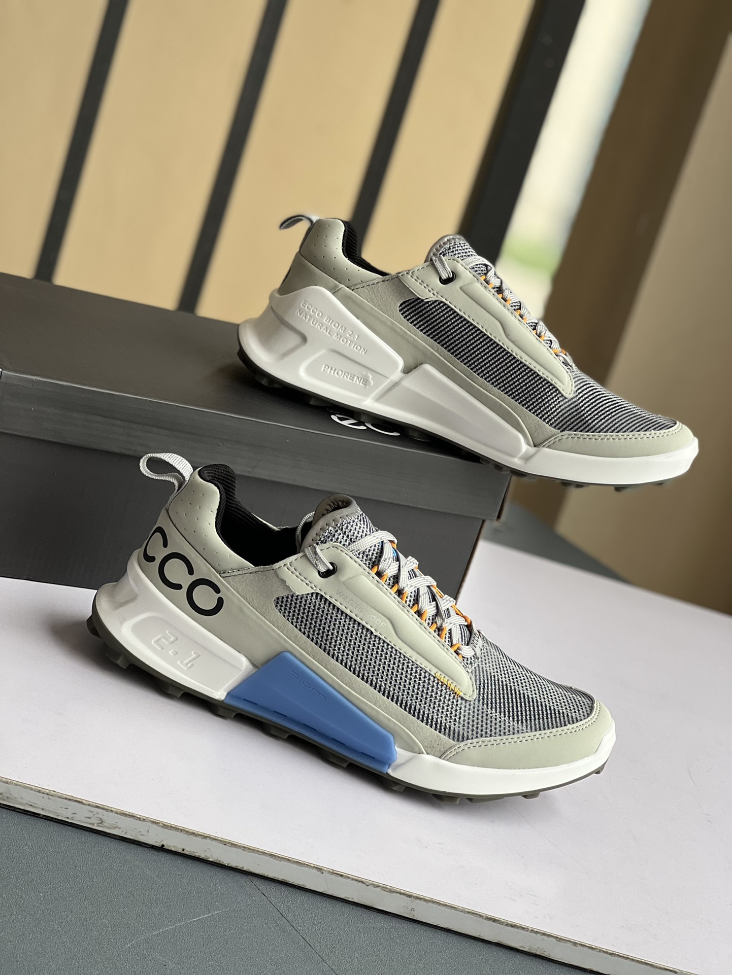 NO:274916,ECCO hiking shoes men's shock-absorbing and non-slip outdoor breathable mesh shoes 2.1 mountain series 823814 ECCO innovatively creates a family-style shoe with BIOM natural rhythm as the technology powers to open a new sports experience. The fabric is made of mesh and cowhide, skin-friendly and breathable, fit and wear-resistant and lightweight, first-class wear-resistant and comfortable 2 colors Black and white 39, 40, 41,,,cowhide19860909ECCO爱步登山徒步鞋男款减震防滑户外透气网面鞋子健步2.1山地糸列 823814 ECCO创新打造BIOM自然律动为技术动力的家族糸列鞋款开启全新运动体验 面料选用网面和牛皮拼接设计 亲肤透气 贴合穿着 防滑大底轻盈回弹 耐磨舒适度一流 2色 黑色 白色 39、40、41、,,cowhide,Men's shoes