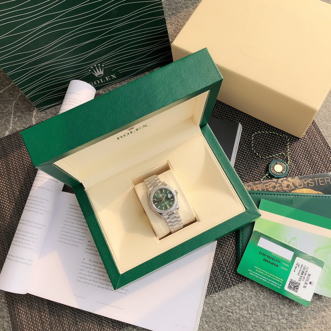 NO:142565,Rolex women's Oyster Diary Watch! The case is 31mm straight. It is forged with 904L stainless steel and has high corrosion resistance. It is matched with Rolex custom version 2236 blue gossine fully automatic mechanical movement, with extremely stable performance, strong shock resistance and geometric structure so that the movement can maintain stable operation at any position. The triangular pit bottom cover is tightened by special tools to make the case completely sealed. The winding crown adopts a double-lock double waterproof system, which is firmly tightened to the case, making it more waterproof. The mirror has high wear resistance, sapphire material, and a small window convex lens (2.5 times) is equipped with a women's log-type waterproof Oyster case that gives the best protection for the high-precision movement! The new double-headed particle connection method under the outer ring of the 904L watch strap and the outer ring, the concealed folding crown buckle is opened with the articulated Rolex crown logo. The inner circle of the 6-character digit is a table and a code. Never repeat. Determine the exclusive quality, Rolex, rolex19860909批 劳力士Rolex女款蚝式日志型腕表！表壳直31毫米.采用904L不锈钢来锻造,具备高抗腐蚀性.搭配劳力士定制版2236蓝游丝全自动机械机芯性能极为稳定,抗震力强、几何结构使机芯在任何位置都可保持稳定运行.三角坑纹底盖以专用工具的旋紧,使表壳完全密封,上链表冠采用双扣锁双重防水系统,牢固旋紧于表壳,使得更加防水.镜面具有耐磨性高蓝宝石材料制造,3点钟位置装有小窗凸透镜(2.5倍)女装日志型的防水蚝式表壳给予高精准机芯最佳防护！904L腕表表带和外圈底下的崭新双头粒连接方式,隐蔽式摺叠皇冠带扣,以铰接的劳力士皇冠标志开启.6字位内影圈以腐蚀工艺一表一码.绝不重复.认准独家品质,劳力士,rolex,Watch