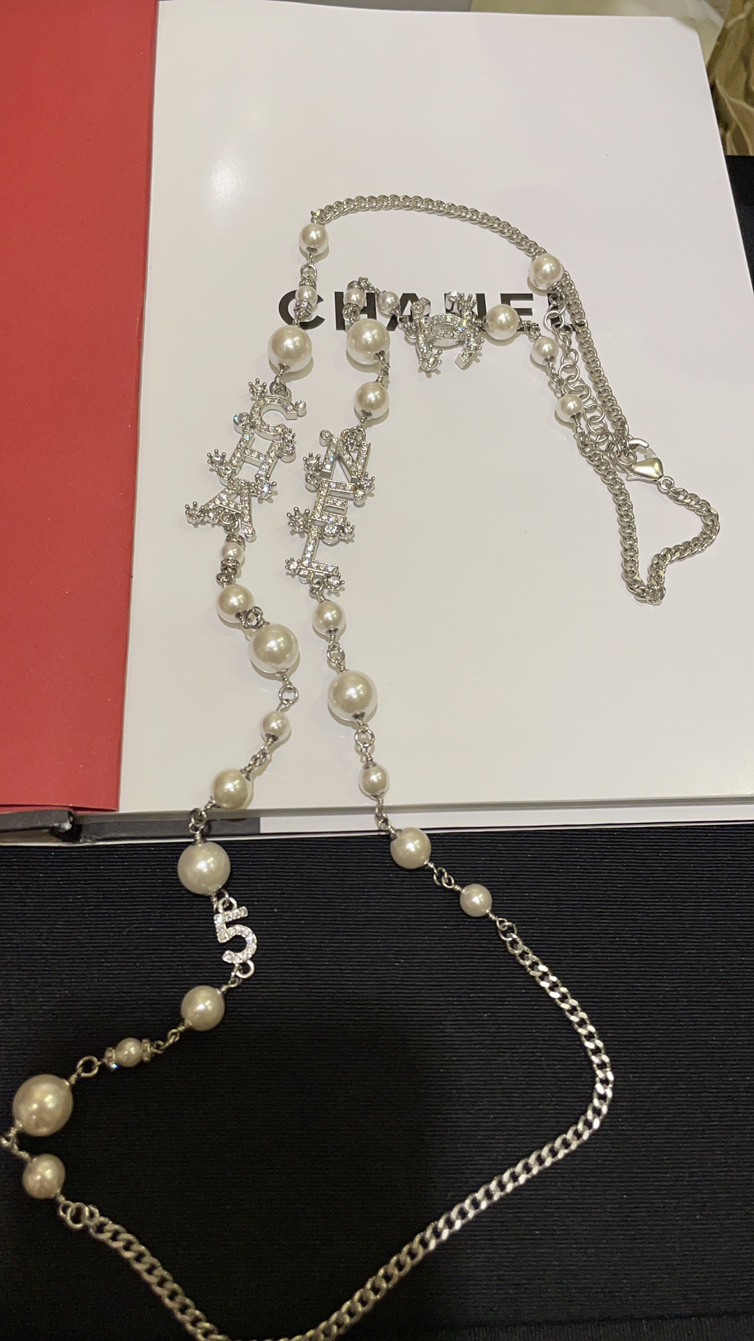 NO:104108,Today's arrival sweater chain 23p new silver full diamond number 5 snowflake double C letter pearl necklace sweater chain The little princess standard sweater chain is sweet and rich. Silver has a cool feeling. It's so suitable to wear it in summer. Exclusive purchase of yb to develop custom Swarovski diamond necklace with packaging, Chanel necklace, chanel, sweaters, necklace19860909今日到货毛衣链 23p新款银色满钻5号雪花双C字母珍珠项链毛衣链 小公主标配毛衣链甜美又富贵 银色自带清冷感 夏天佩戴太合适啦 独家购入yb开发定制 施华洛钻 项链带包装,香奈儿项链,chanel,sweaters,necklace,Jewelry