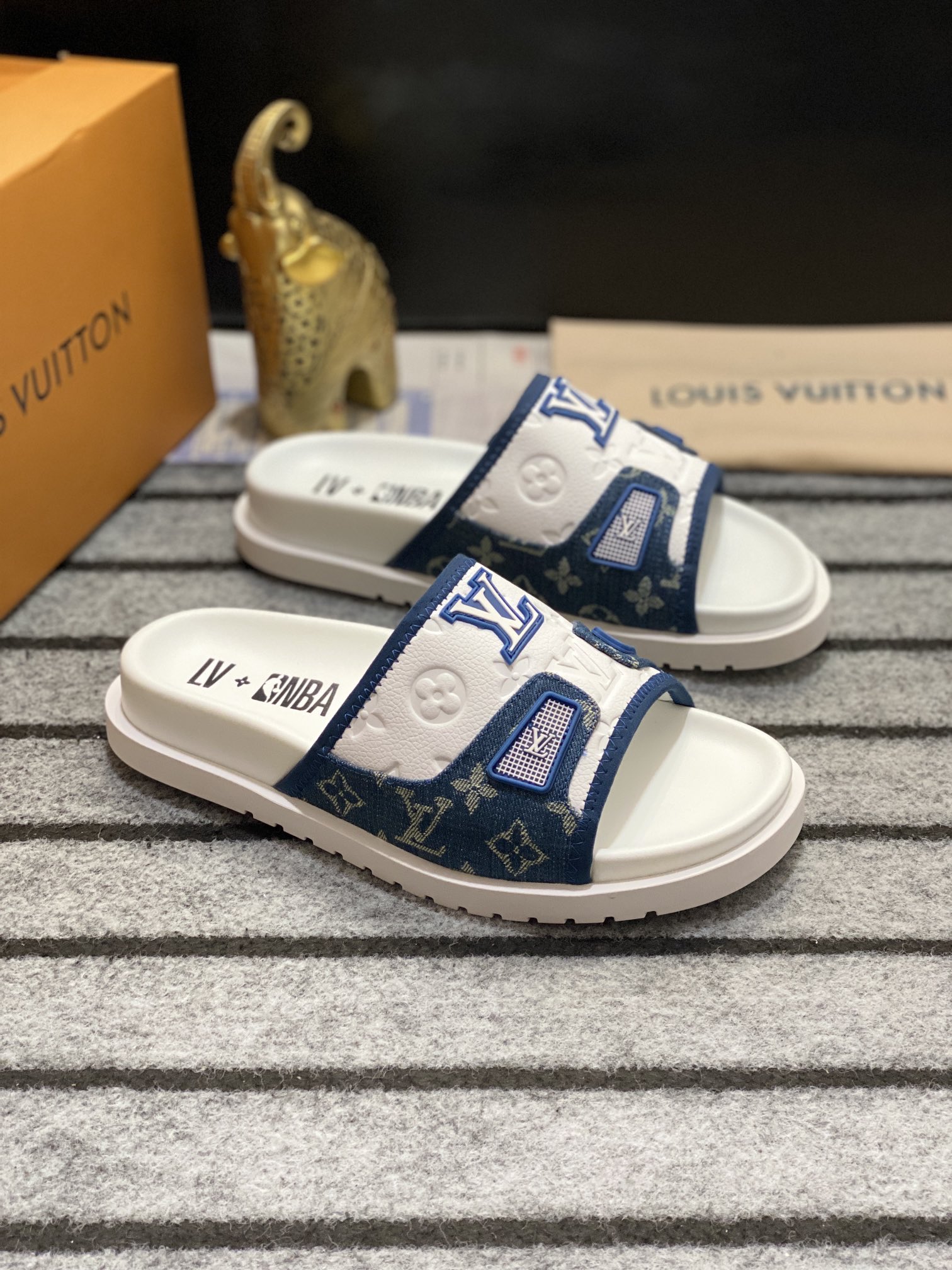 Loui Vuitto - top original order 1720170 Size: 38-44 (45 customized TH) LV ~ luxury slippers, LV's n