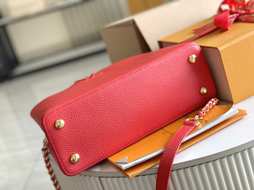 the Capucines MM handbag dresses Taurillon leather in seasonal hues - Bag 5