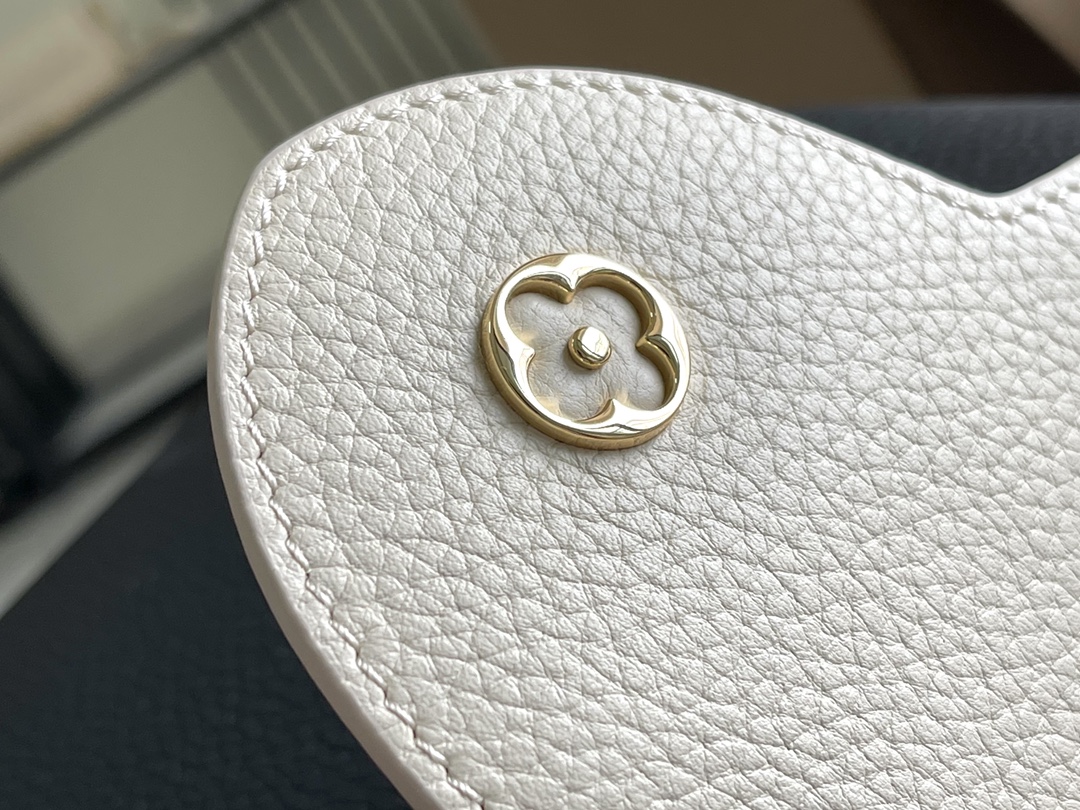 The Capucines MM handbag receives a seasonal refresh: metallic Monogram - Bag 8