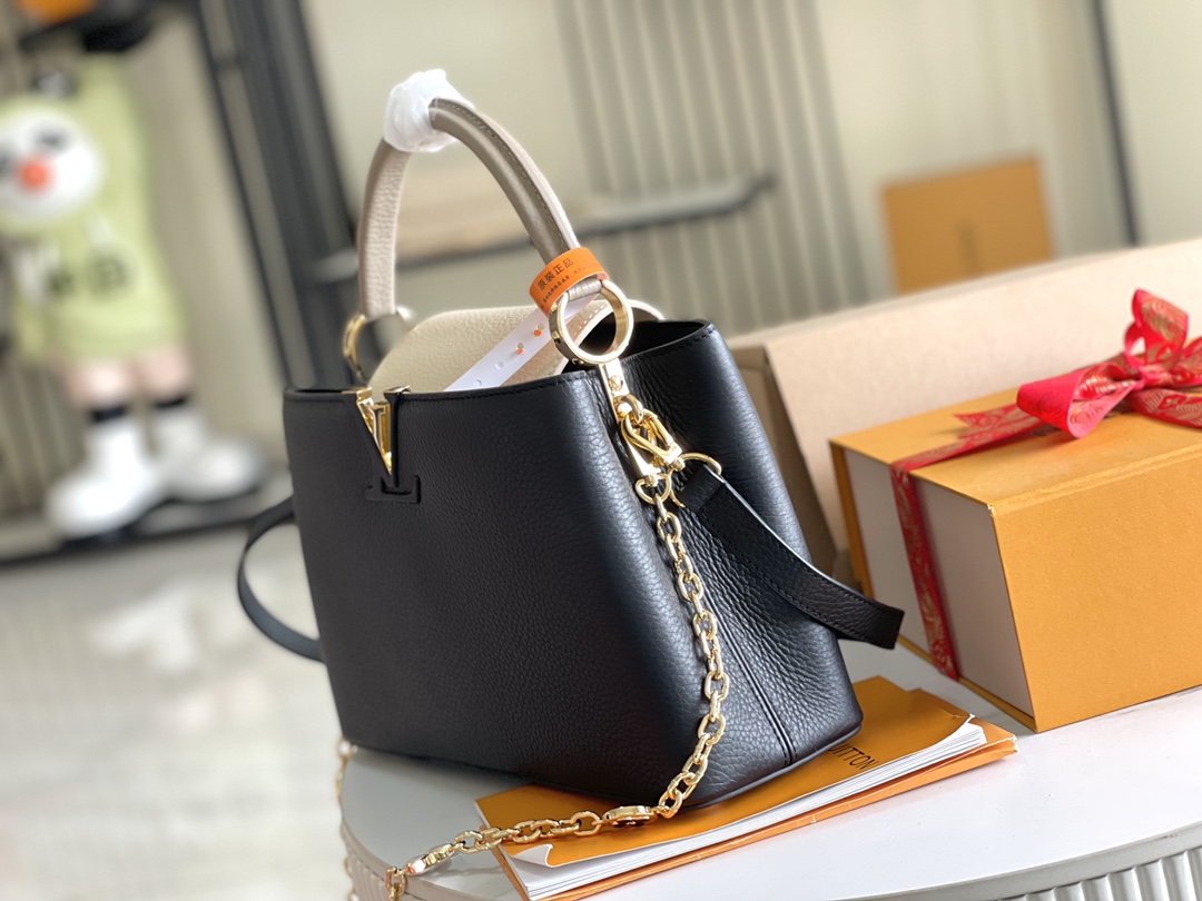 The Capucines MM handbag receives a seasonal refresh: metallic Monogram - Bag 3
