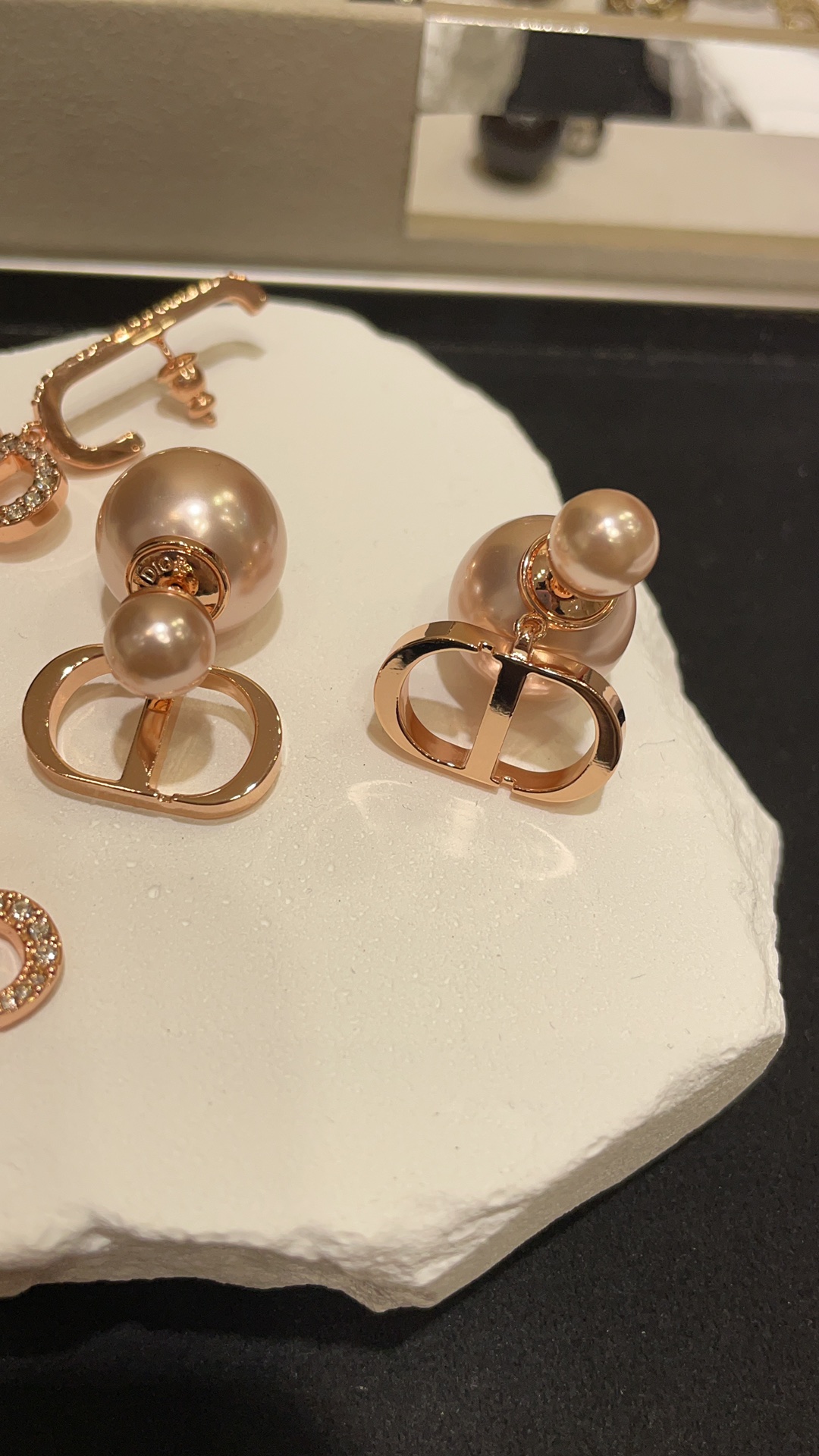 NO:101549,New Tribales rose gold CD pink pearl earrings Rose gold CD pink pearls are too gentle. The perfect visual feeling of the chaebol daughter. All kinds of versatile and exquisite all year round. Whoever wears them looks good, Dior earrings, balenciaga, dior, earrings19860909新款Tribales玫瑰金色CD粉色珍珠耳环 玫瑰金色CD粉色珍珠太温柔啦 妥妥的财阀千金大小姐即视感 一年四季百搭精致 谁戴谁好看,Dior耳钉,balenciaga,dior,earrings,Jewelry