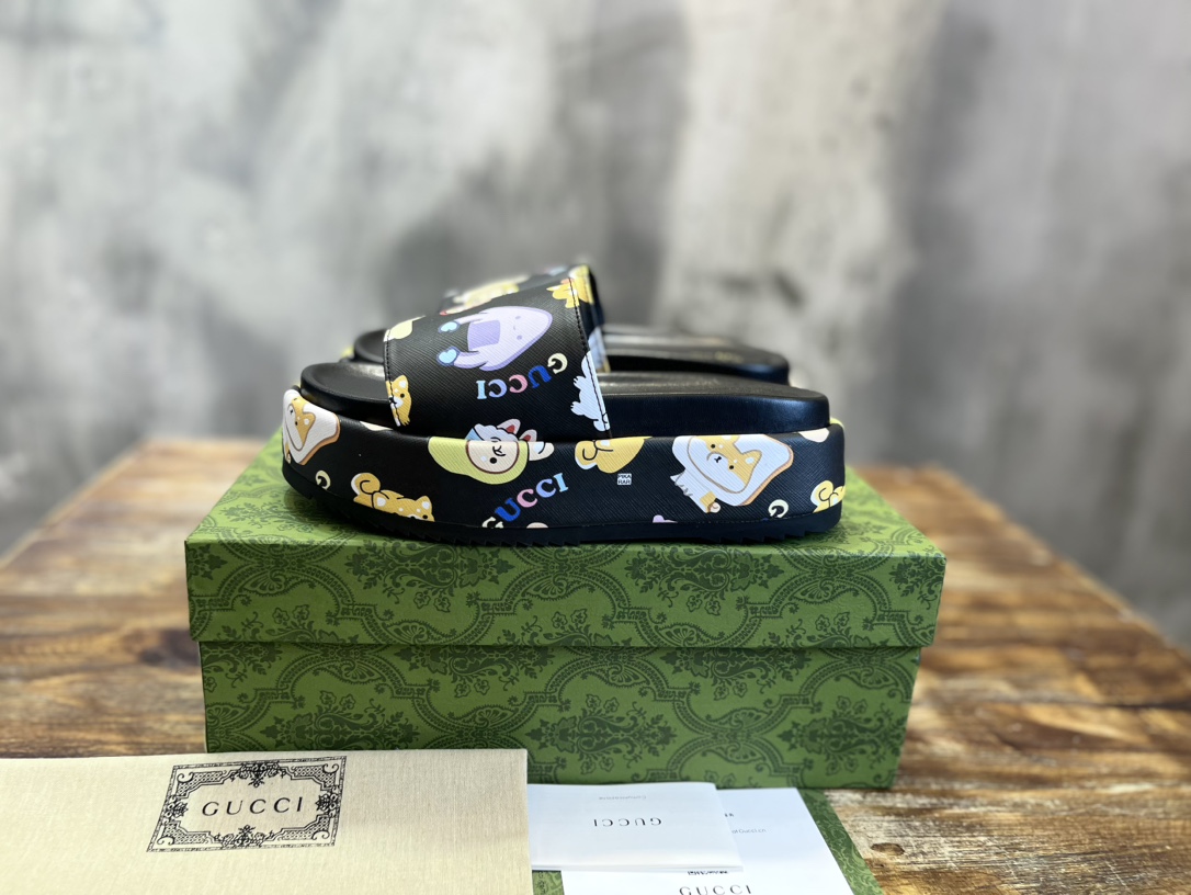 Gucci GG 厚底凉拖鞋 gucci平台形状创意总监最喜欢的一款鞋 向几十年 工作经验致敬