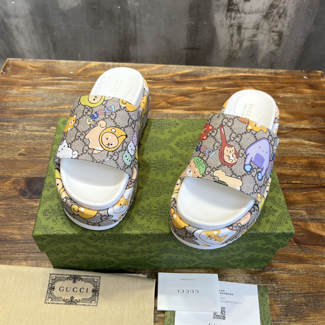 Gucci GG 厚底凉拖鞋 gucci平台形状创意总监最喜欢的一款鞋 向几十年 工作经验致敬