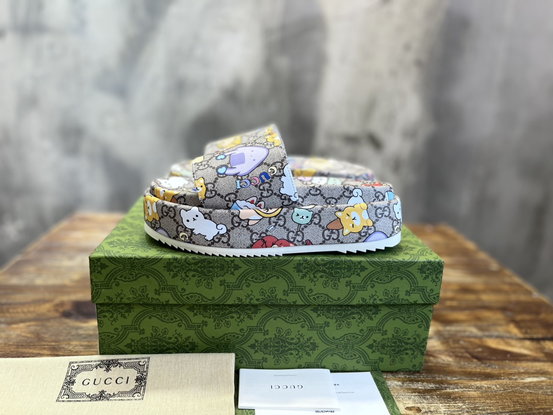 Gucci GG 厚底凉拖鞋 gucci平台形状创意总监最喜欢的一款鞋 向几十年 工作经验致敬
