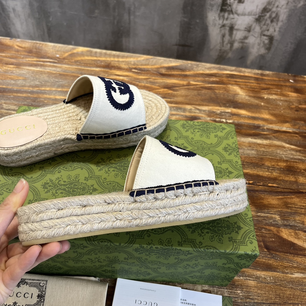 Gucci G 麻底拖鞋受 70 年代典藏设计的影响