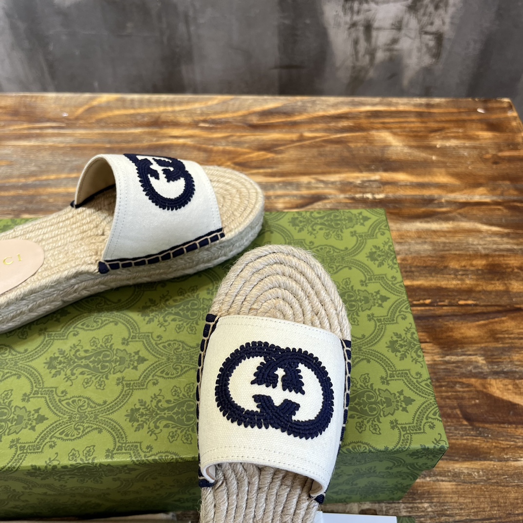 Gucci G 麻底拖鞋受 70 年代典藏设计的影响