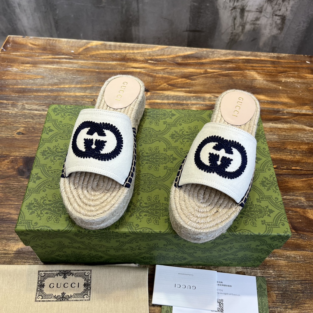 Gucci G 麻底拖鞋受 70 年代典藏设计的影响