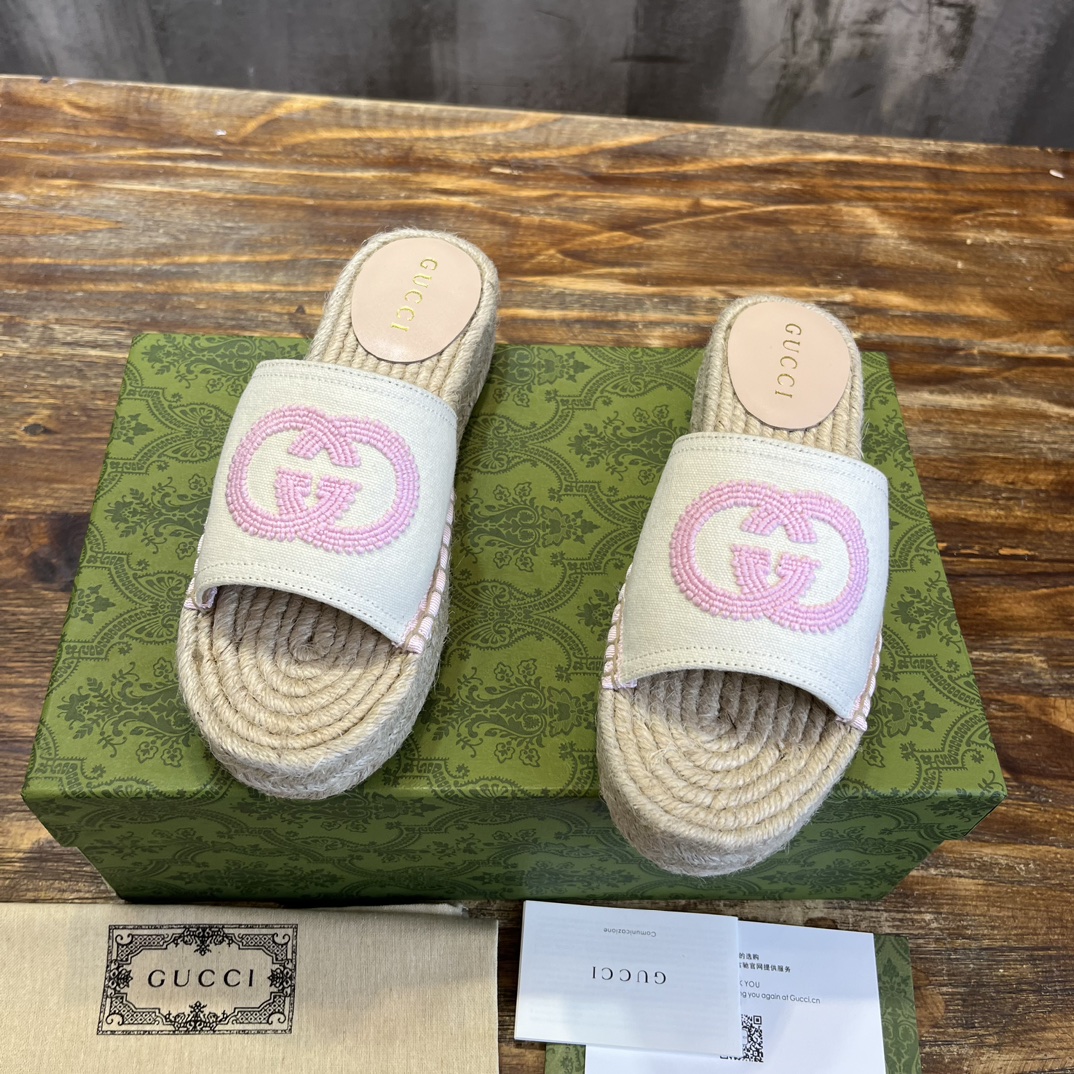 Gucci G 麻底拖鞋受 70 年代典藏设计的影响