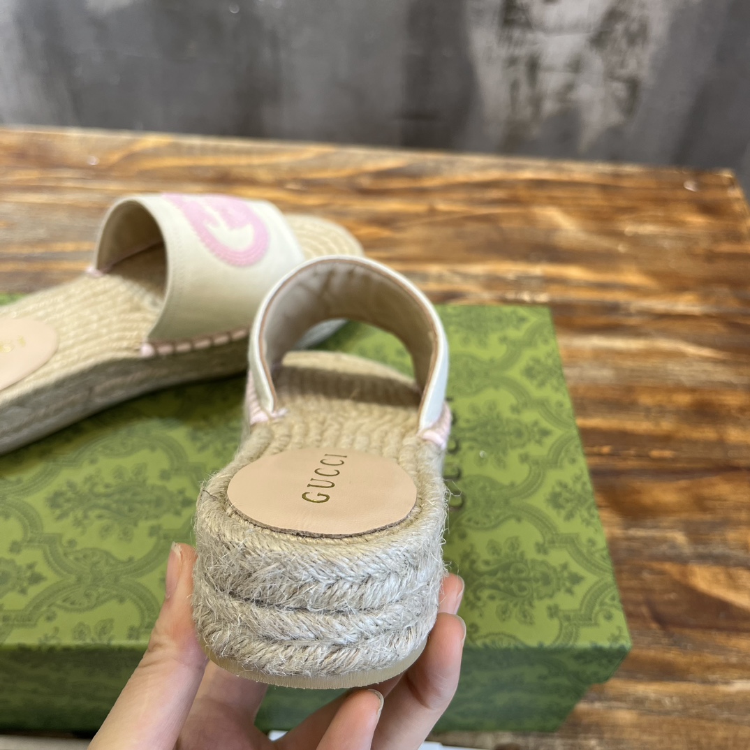 Gucci G 麻底拖鞋受 70 年代典藏设计的影响