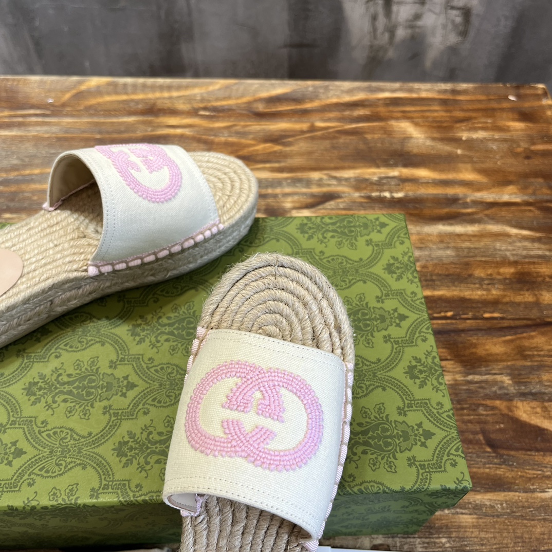 Gucci G 麻底拖鞋受 70 年代典藏设计的影响