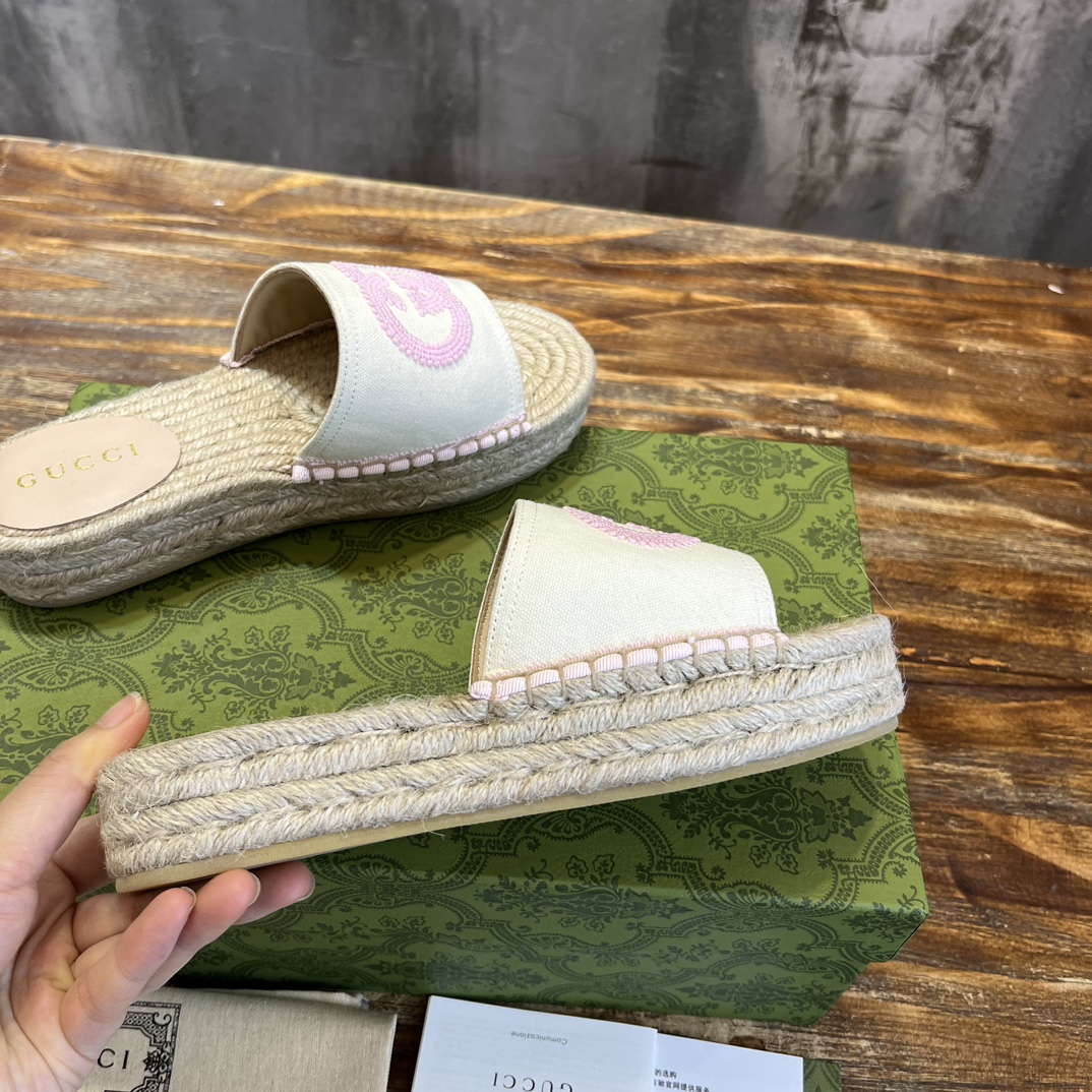 Gucci G 麻底拖鞋受 70 年代典藏设计的影响