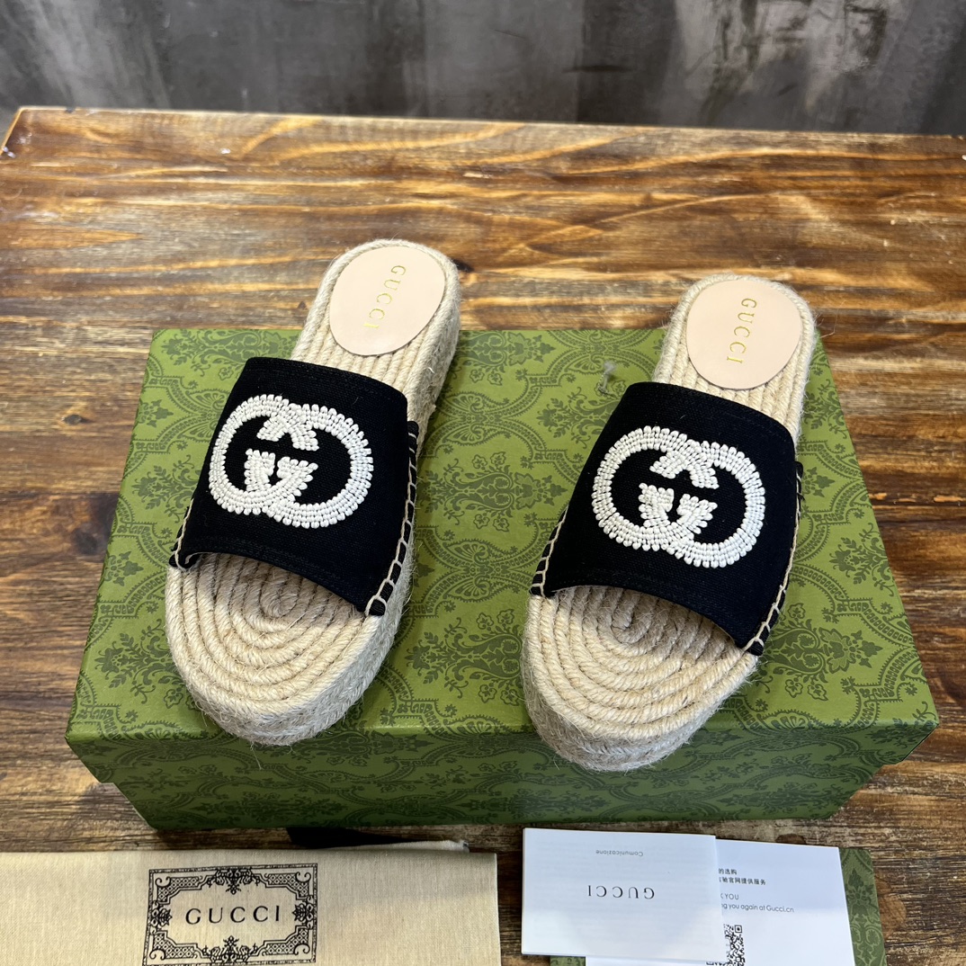 Gucci G 麻底拖鞋受 70 年代典藏设计的影响