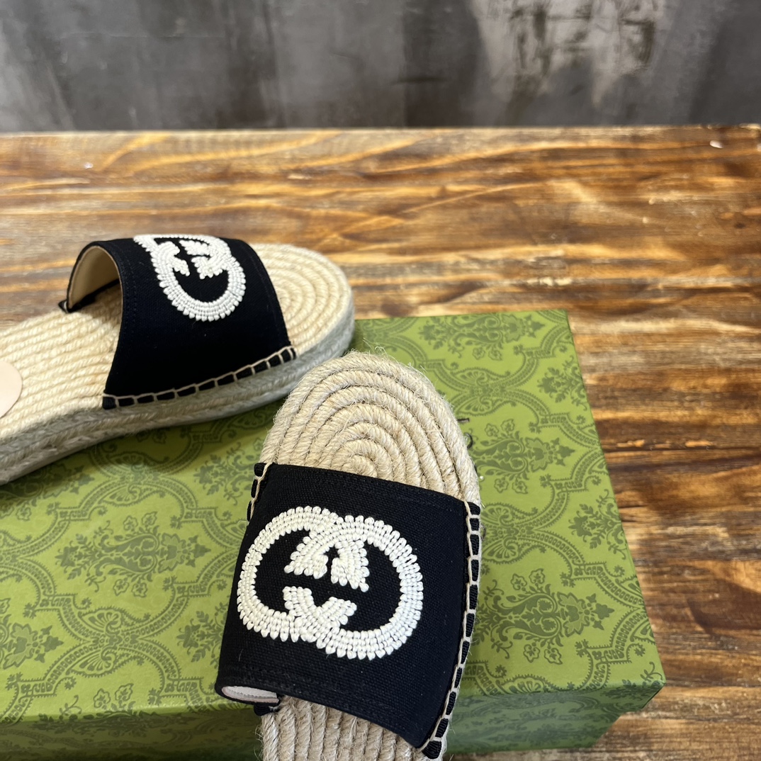 Gucci G 麻底拖鞋受 70 年代典藏设计的影响