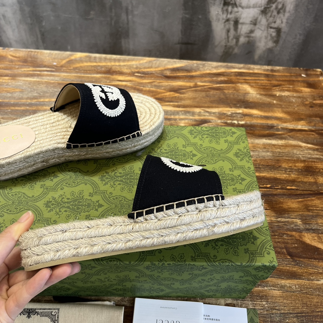 Gucci G 麻底拖鞋受 70 年代典藏设计的影响