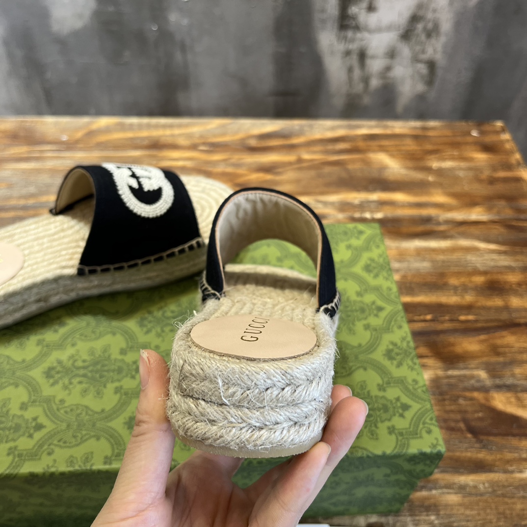 Gucci G 麻底拖鞋受 70 年代典藏设计的影响