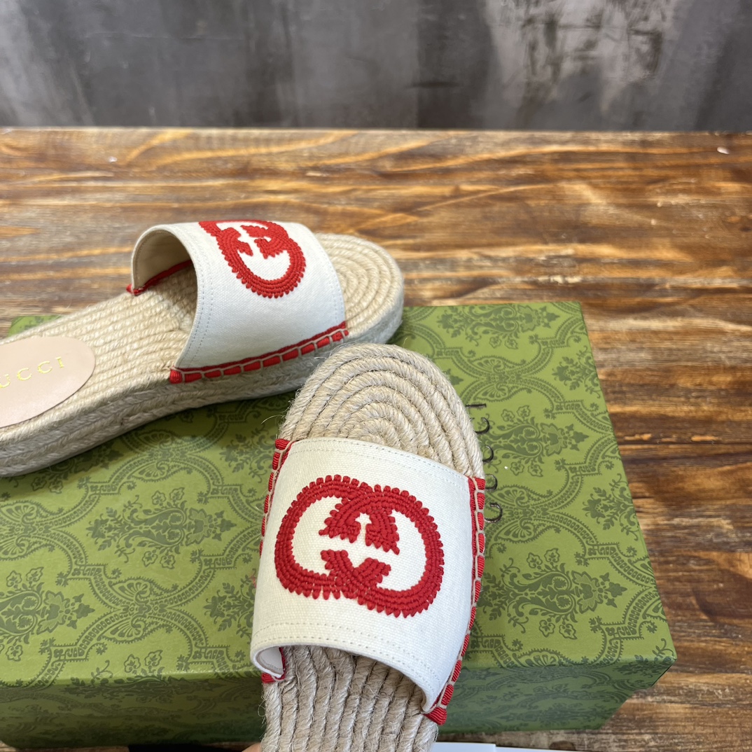 Gucci G 麻底拖鞋受 70 年代典藏设计的影响