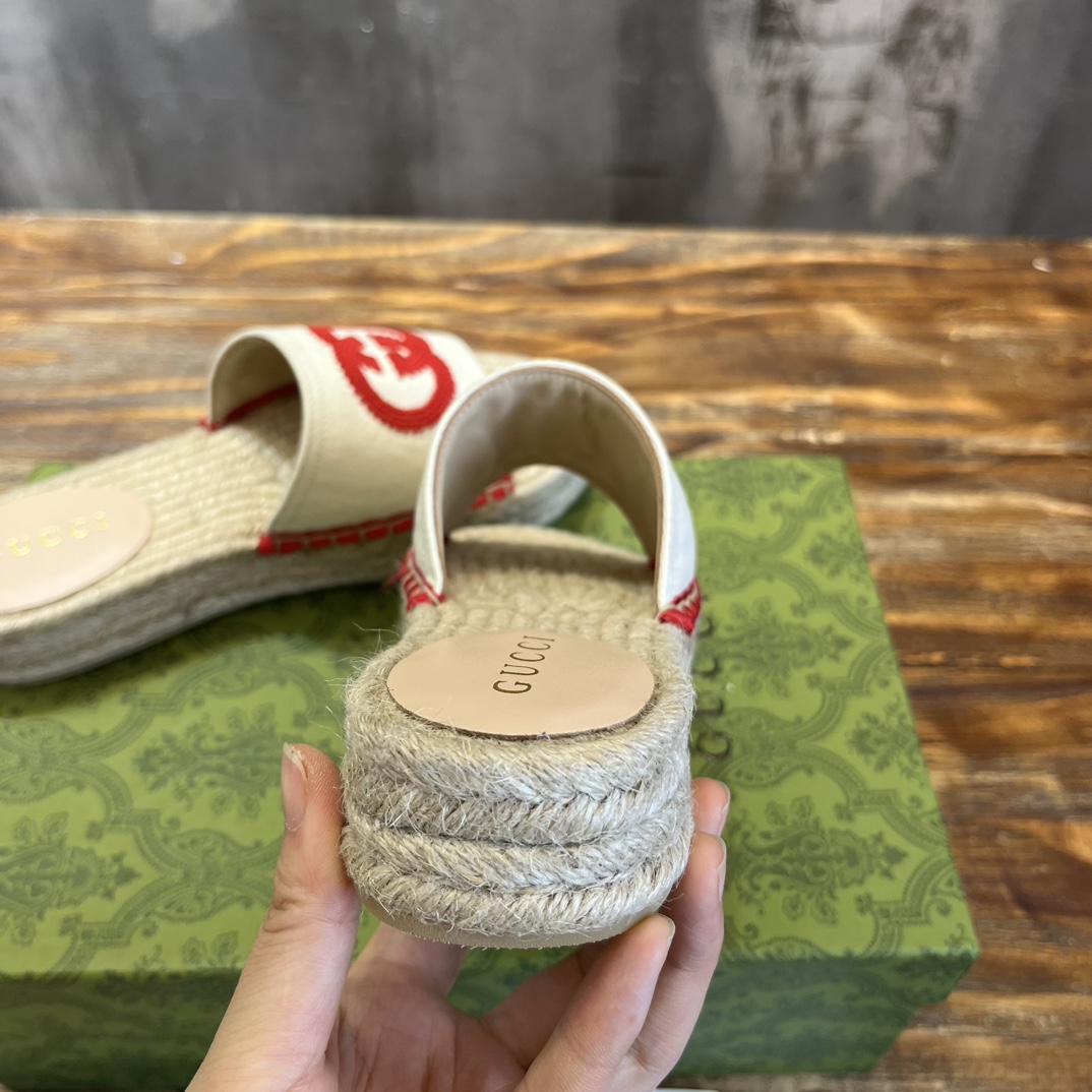 Gucci G 麻底拖鞋受 70 年代典藏设计的影响
