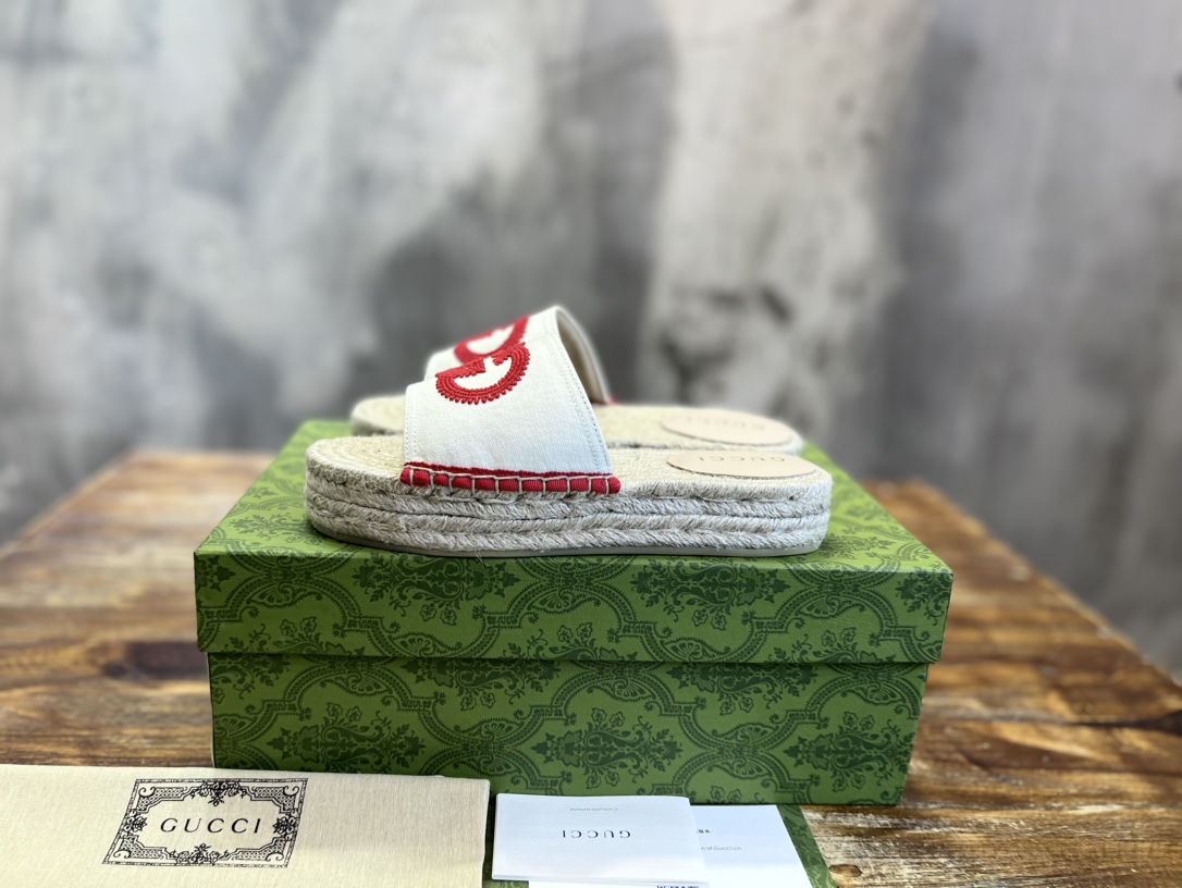 Gucci G 麻底拖鞋受 70 年代典藏设计的影响