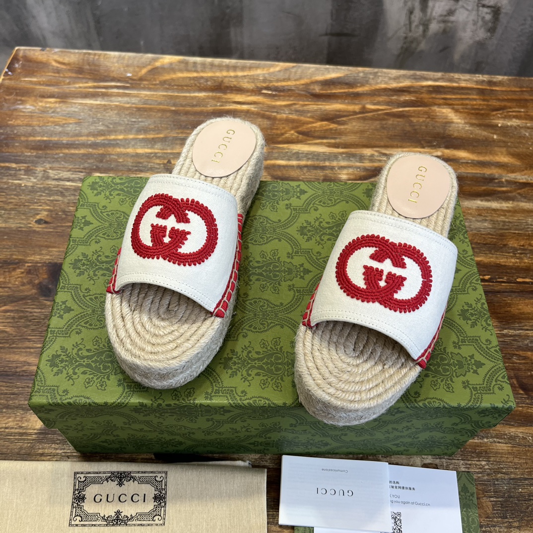 Gucci G 麻底拖鞋受 70 年代典藏设计的影响