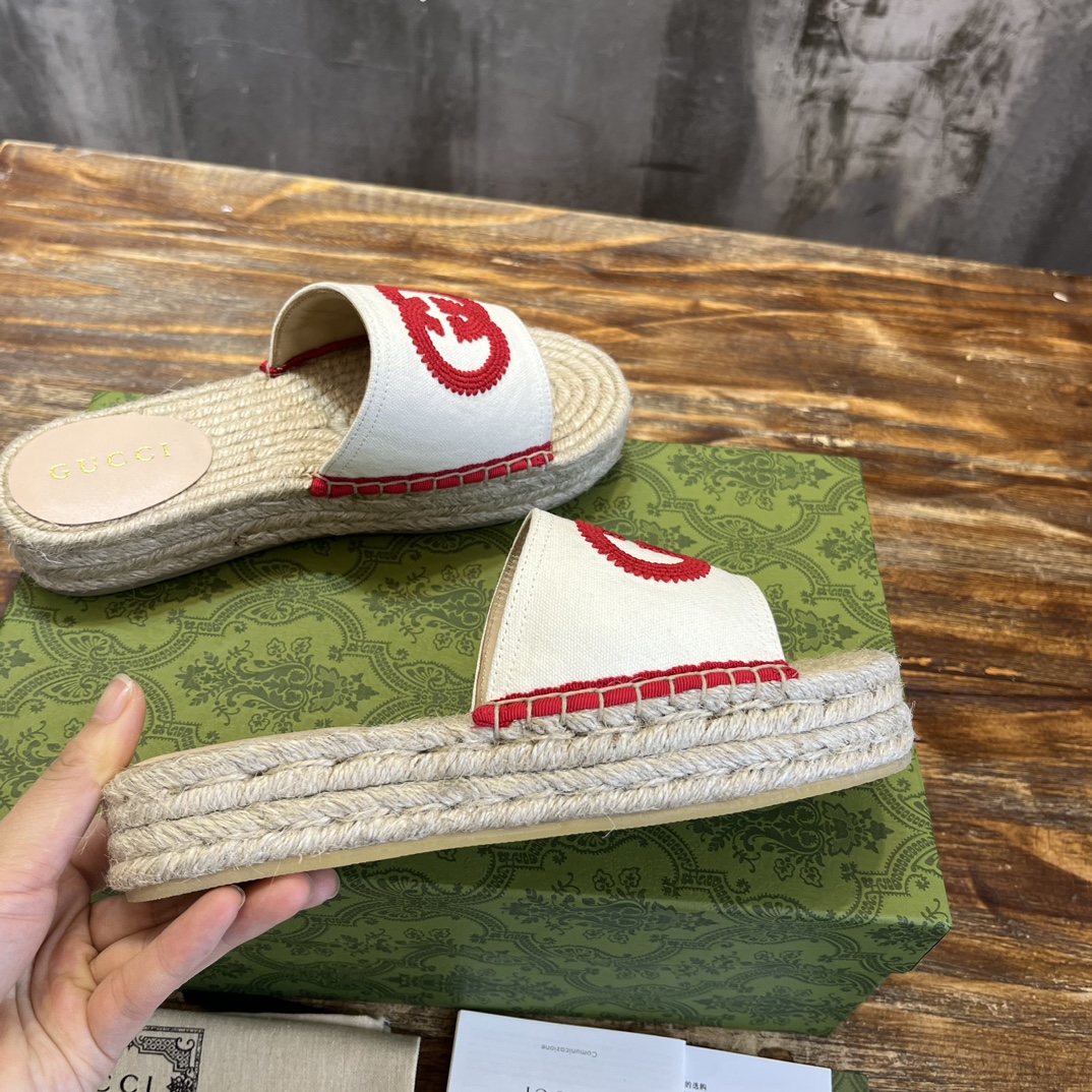 Gucci G 麻底拖鞋受 70 年代典藏设计的影响