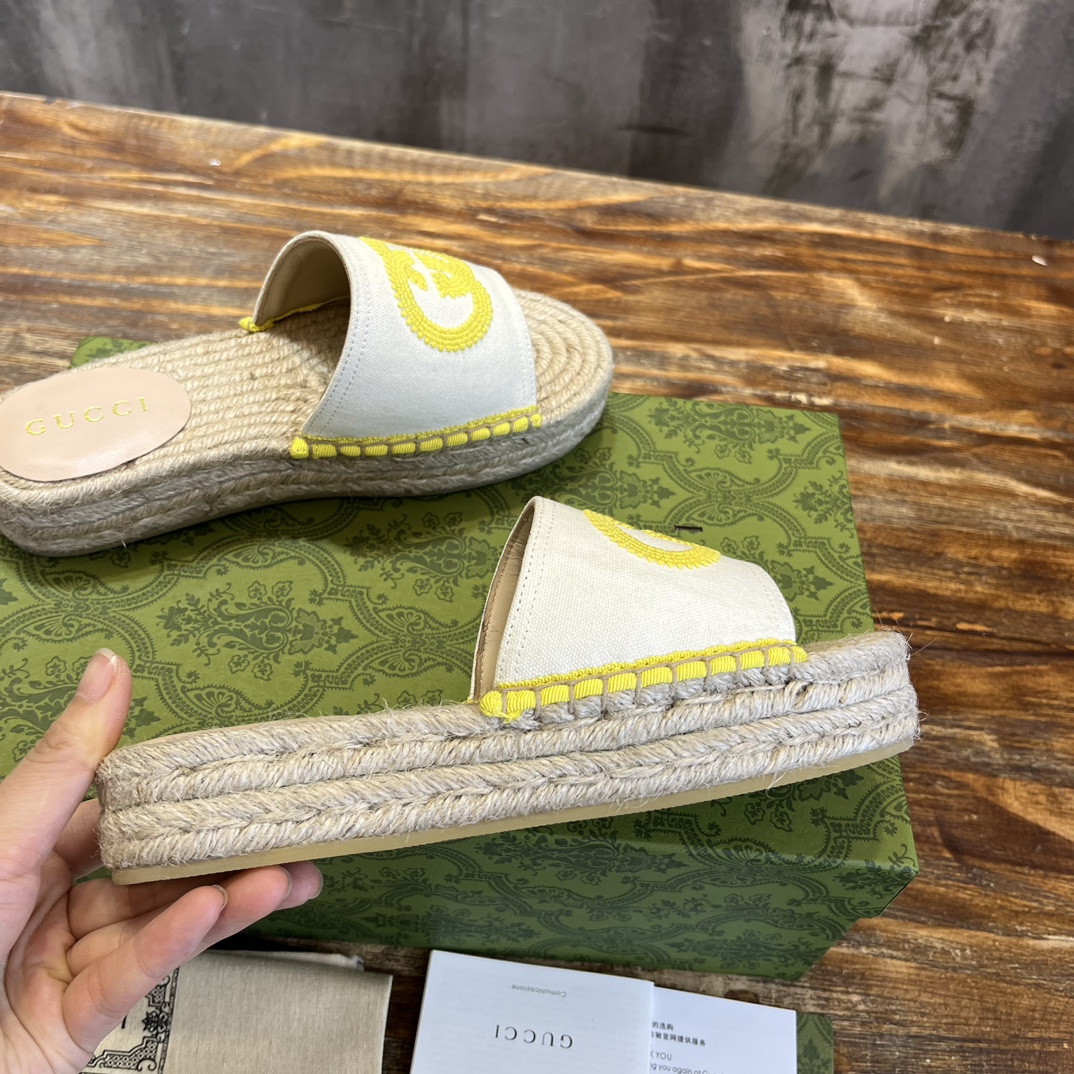 Gucci G 麻底拖鞋受 70 年代典藏设计的影响
