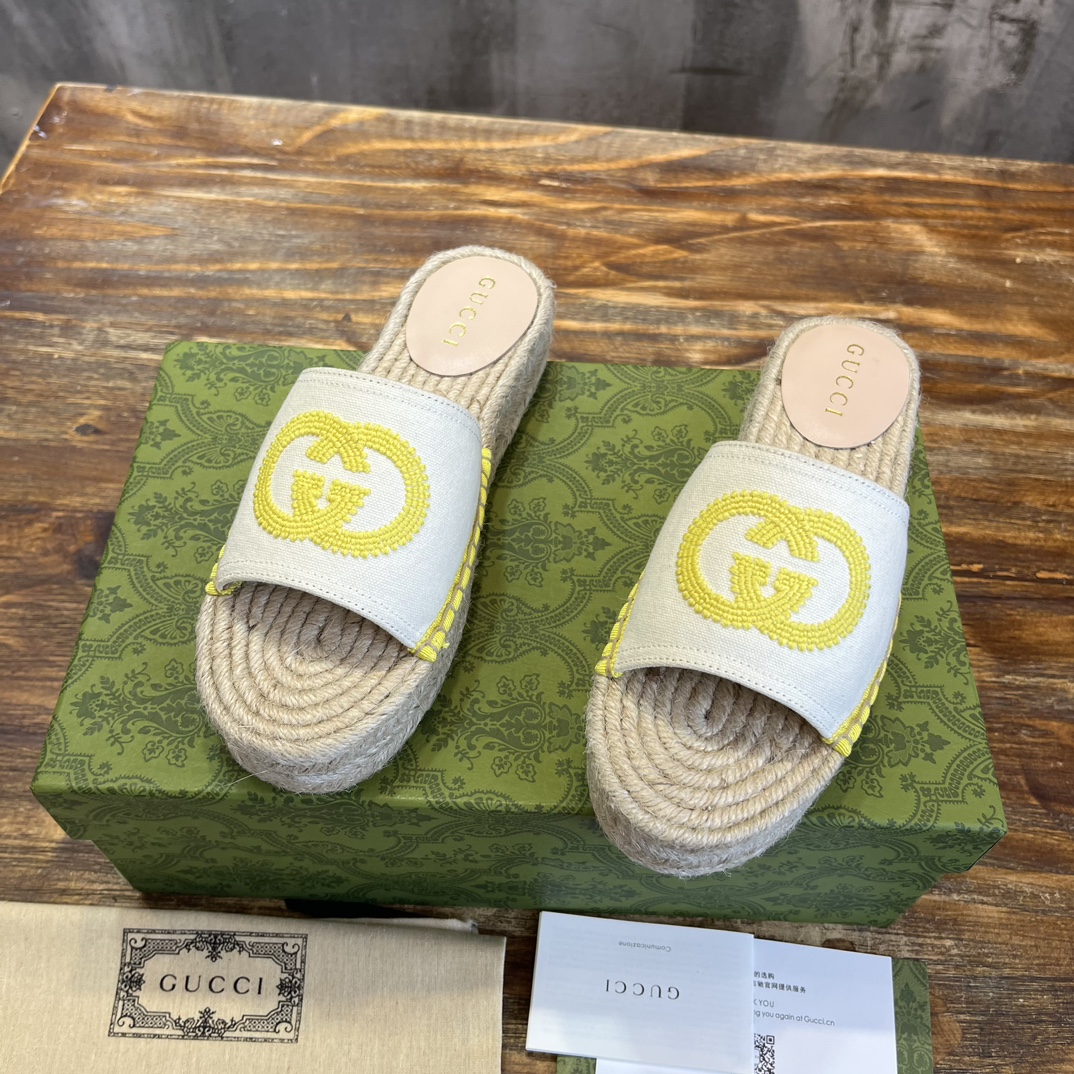 Gucci G 麻底拖鞋受 70 年代典藏设计的影响