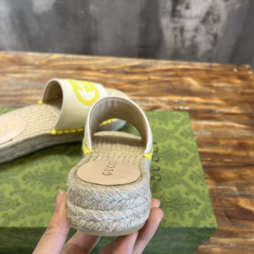Gucci G 麻底拖鞋受 70 年代典藏设计的影响