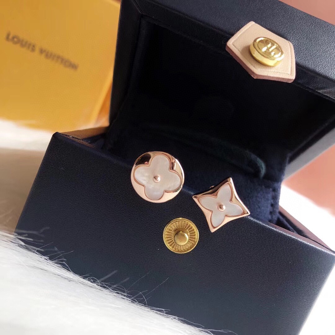 👑Lv 路易威登 四叶草不对称耳钉 日常百搭 经典款老花 超美腻 专柜不够卖的款 精选德国进口s925纯