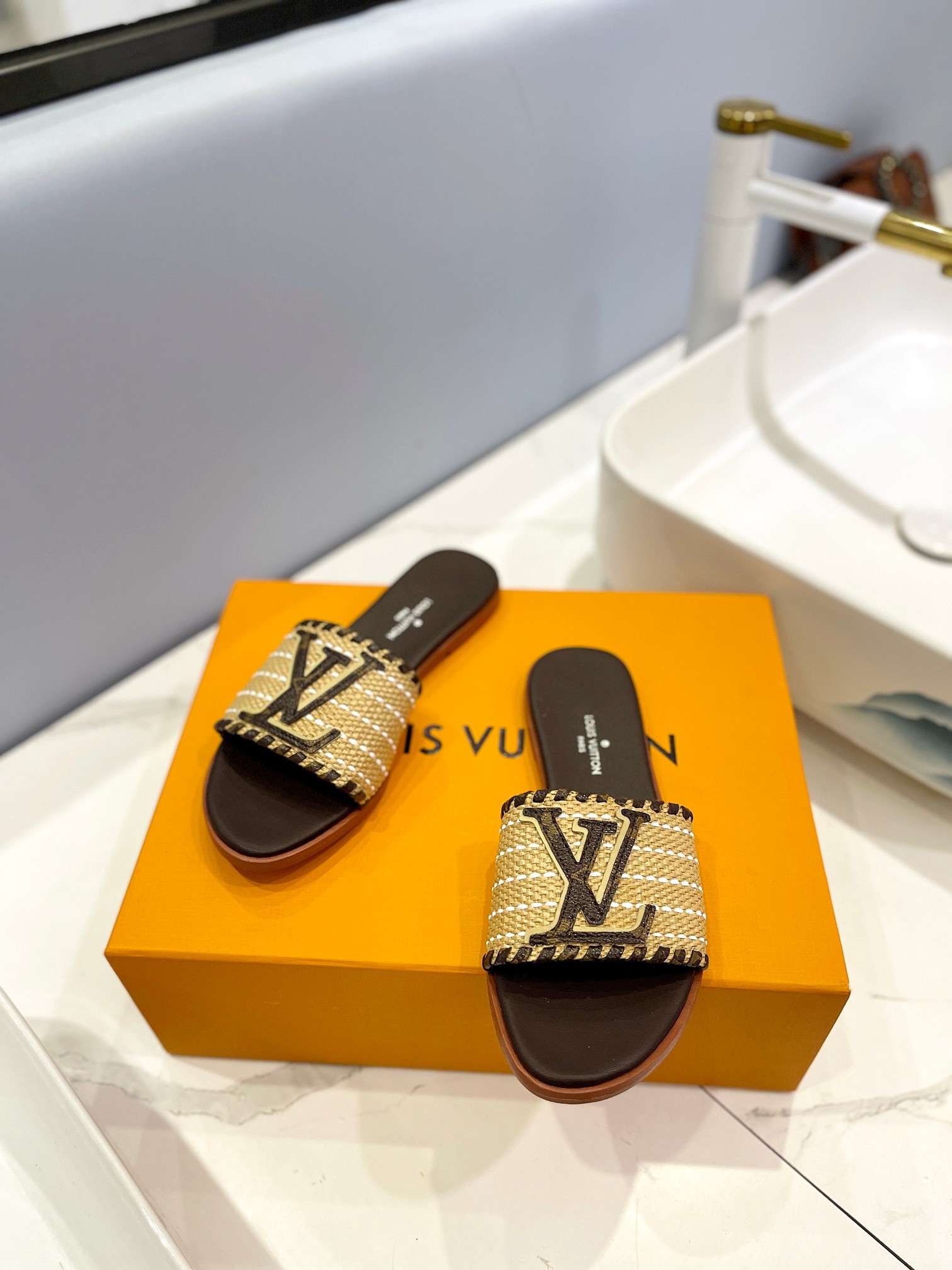代购级！全套高档礼盒包装Loui&Vuitto&最新老花元素本款Rotary高跟鞋将圆形鞋头和平底鞋跟融