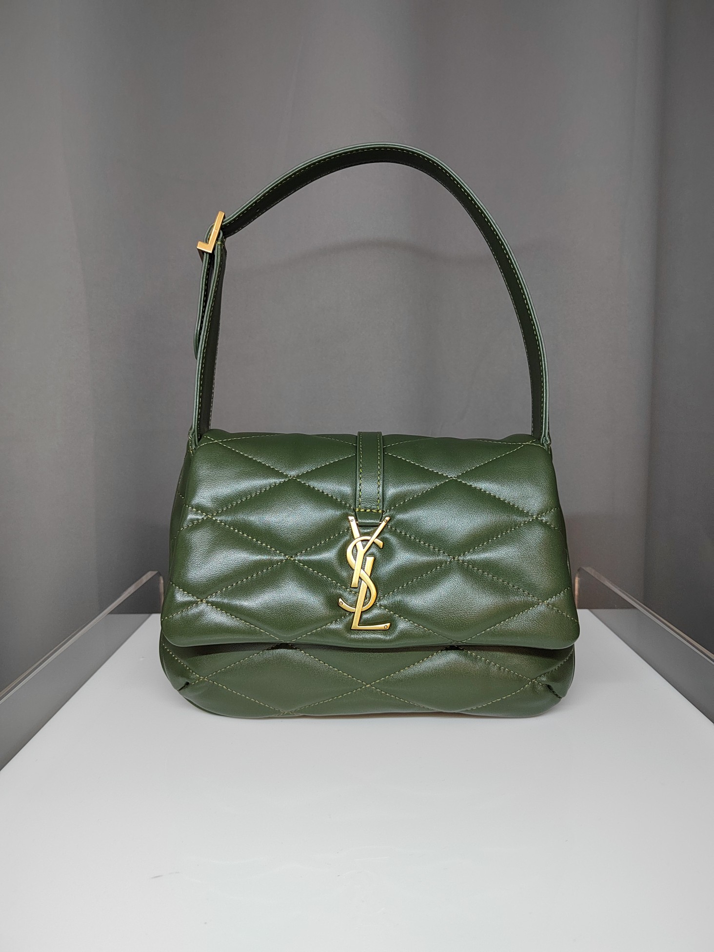 NO:176198,Genuine grade original leather LE 57 series quilted underarm bags. I’m embarrassed to say that I’m a trendy person if I don’t have an underarm bag these days?  The full package adopts diamond-shaped quilting technology, and the front metal logo logo decoration adds the finishing touch, and the exquisite workmanship and romantic encounters are integrated!  Italian lamb leather feels soft and comfortable, so soft that I always want to rua it!  Attending a banquet, you can usually match clothes, you can be casual, but the goddess is a versatile artifact!  Model: 698567 Size 24×18×5.5cm 18700,YSL,saint laurent,sheepskin19860909正品级 原厂皮 LE 57系列绗缝腋下包,这年头没个腋下包都不好意思说自己是个潮人吧？全包采用菱形纹绗缝工艺,正面金属logo徽标装饰平添点睛之笔,精致做工和浪漫情调邂逅融合！意大利小羊皮革手感软糯舒适,柔软到一直想去rua它！参加宴会,平时搭配衣服都可以, 可休闲,可女神,就是百搭神器啦！ 型号 : 698567 尺寸24×18×5.5cm 18700,YSL,saint laurent,sheepskin,Bag