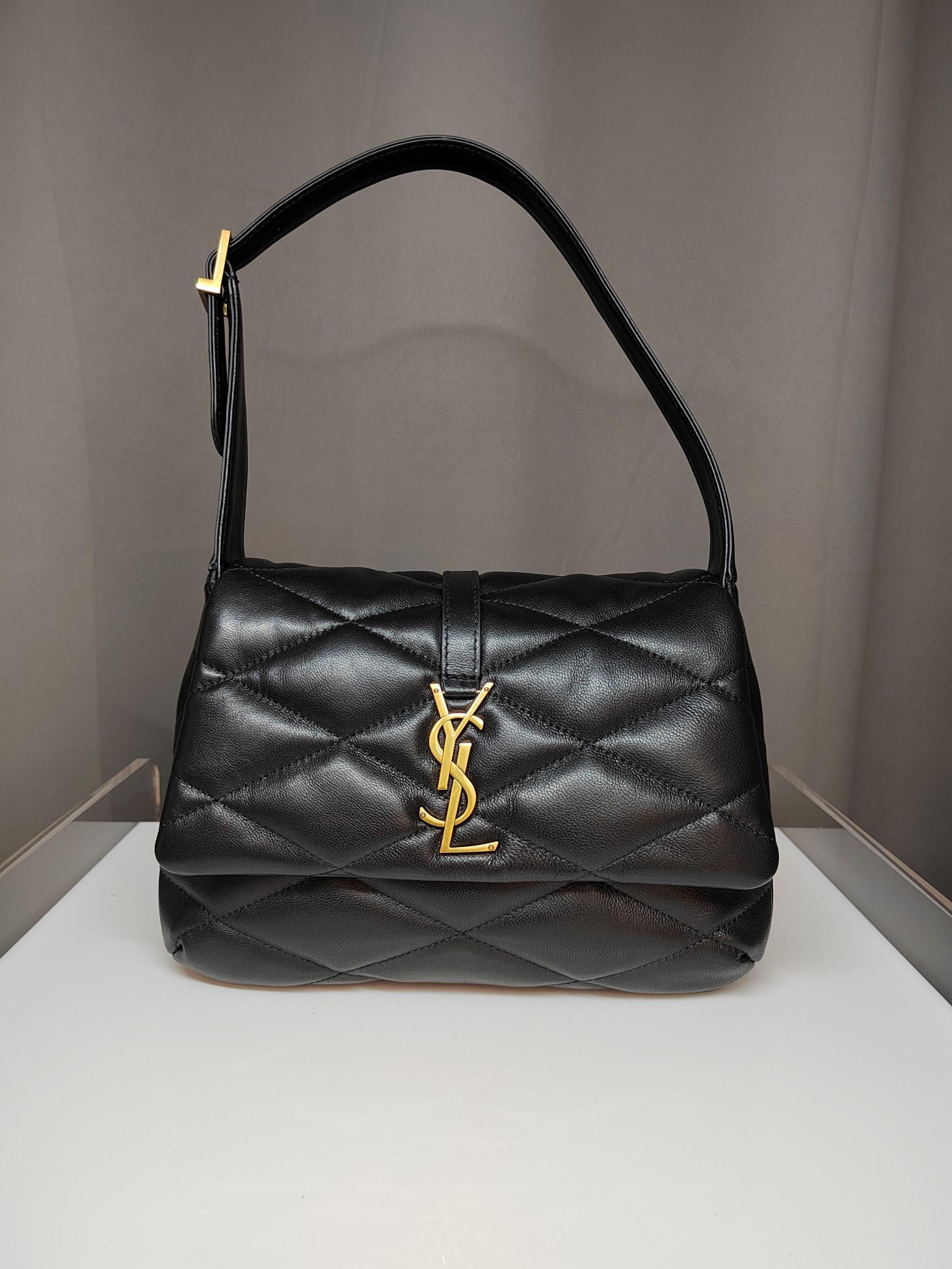 NO:176192,Genuine grade original leather LE 57 series quilted underarm bags. I’m embarrassed to say that I’m a trendy person without an underarm bag these days, right?  The full package adopts diamond-shaped quilting technology, and the front metal logo logo decoration adds the finishing touch, and the exquisite workmanship and romantic encounters are integrated!  Italian lamb leather feels soft and comfortable, so soft that I always want to rua it!  Attending a banquet, you can usually match clothes, you can be casual, but the goddess is a versatile artifact!  Model: 698567 Size 24×18×5.5cm 18700,YSL,saint laurent,sheepskin19860909正品级 原厂皮的 LE 57系列绗缝腋下包,这年头没个腋下包都不好意思说自己是个潮人吧？全包采用菱形纹绗缝工艺,正面金属logo徽标装饰平添点睛之笔,精致做工和浪漫情调邂逅融合！意大利小羊皮革手感软糯舒适,柔软到一直想去rua它！参加宴会,平时搭配衣服都可以, 可休闲,可女神,就是百搭神器啦！ 型号 : 698567 尺寸24×18×5.5cm 18700,YSL,saint laurent,sheepskin,Bag