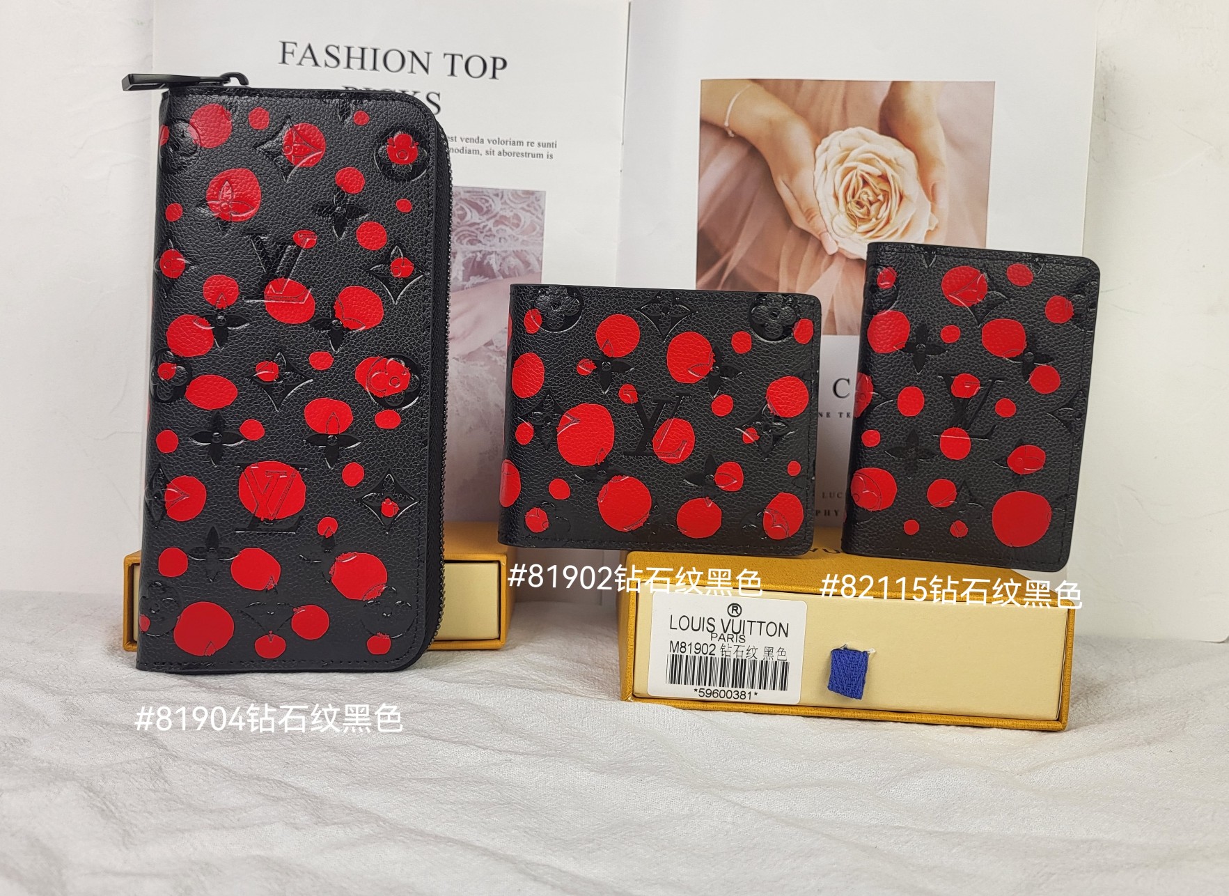 Close-up of the zipper on the wallet