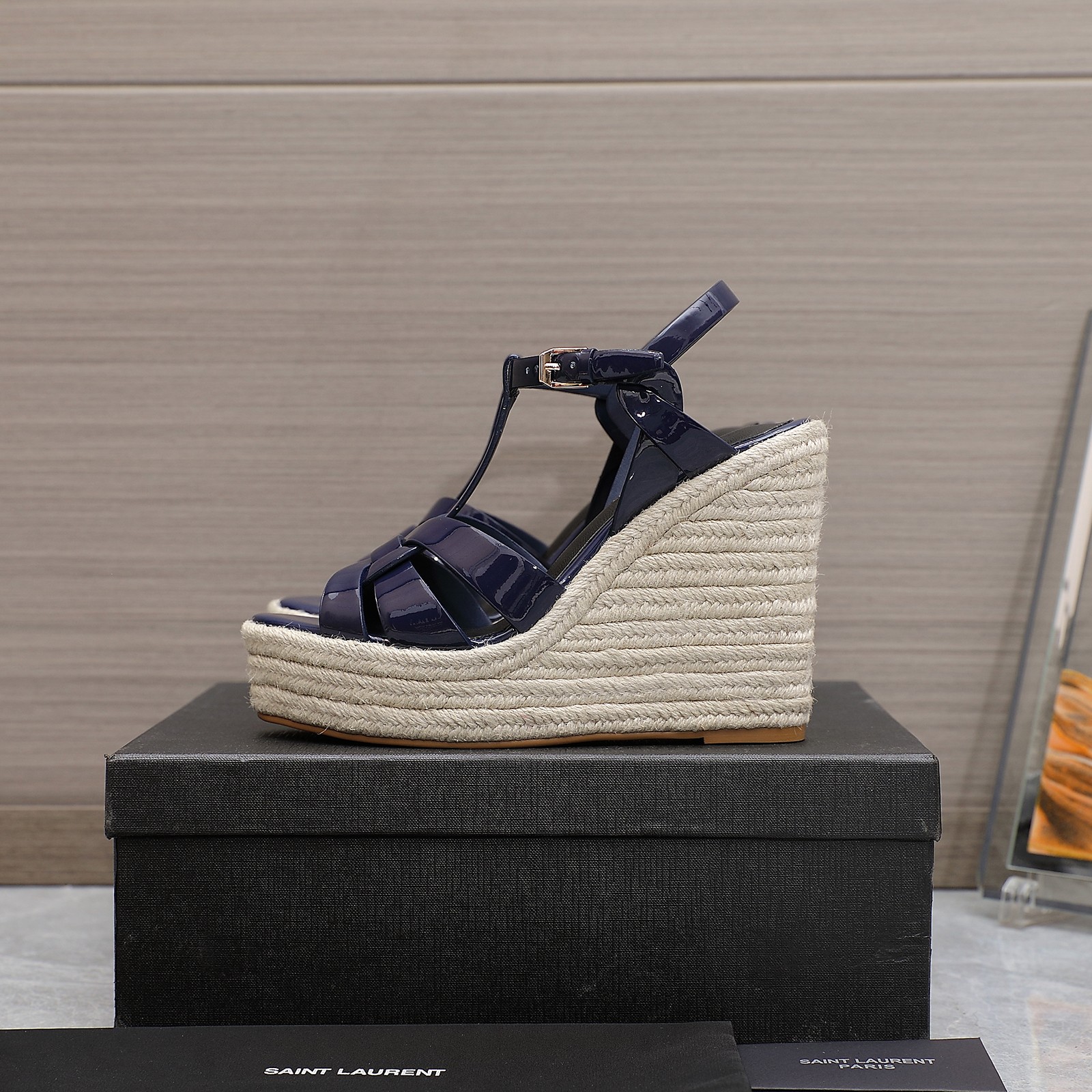 NO:266274,New YSL Saint Laurent model has been launched, the original version of the official website is 1:1 copied, fabric patent leather, cowhide, metal leather, the inner lining is made of high-quality sheepskin, the footrest is made of high-quality sheepskin, the official website has complete colors, the official website is synchronized, the color is continuously updated, the number of codes is 35-40, can be customized 41. Heel height is 10.5cm, full set of packaging, welcome physical stores, micro-businesses, Taobao, and hot-selling! [Hug] [Hug] Spot [Hug] [Hug] Please feel free to promote, with a lot of discounts!, Sandals, saint laurent, saint laurent, sandals, cowhide, sheepskin19860909上新了YSL圣罗兰新款,官网原版1:1复制 面料漆皮、牛皮、金属皮 内里采用优质羊皮 垫脚采用优质羊皮 颜色齐全官网同步、颜色持续更新 码数35-40,可定做41. 跟高10.5cm, 全套包装,欢迎实体店,微商,淘宝,转图热卖![拥抱][拥抱]现货[拥抱][拥抱]请放心推广,量多优惠!,凉鞋,saint laurent,saint laurent,sandals,cowhide,sheepskin,Women's Shoes