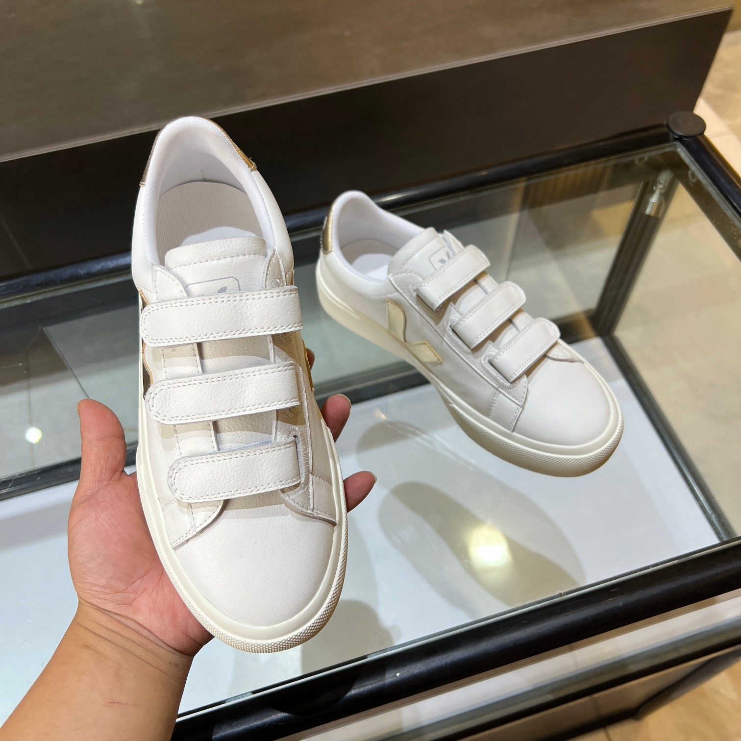 NO:407044,Women, men, French VEJA classic white shoes V-shaped lace-up retro flat heel thick sole casual sneakers, original customized private molded sole fabric: imported cowhide, inner lining, Italian imported canvas, outsole vulcanized non-slip sole, size 35-39 for women (40 for custom-made, no return or exchange) size: men's 40-44 for men (45 for custom-made, no return or exchange), casual shoes/sneakers, cowhide19860909女 男 法国VEJA 经典小白鞋V 字标系带复古平跟厚底休闲运动鞋, 原版定制私模大底 面料:进口牛皮 内里意大利进口帆布 大底硫化防滑大底 码数女款35-39(40定做不退换) 码数: 男款40-44(45定做不退换),休闲鞋/运动鞋,sneakers,cowhide,Women's Shoes