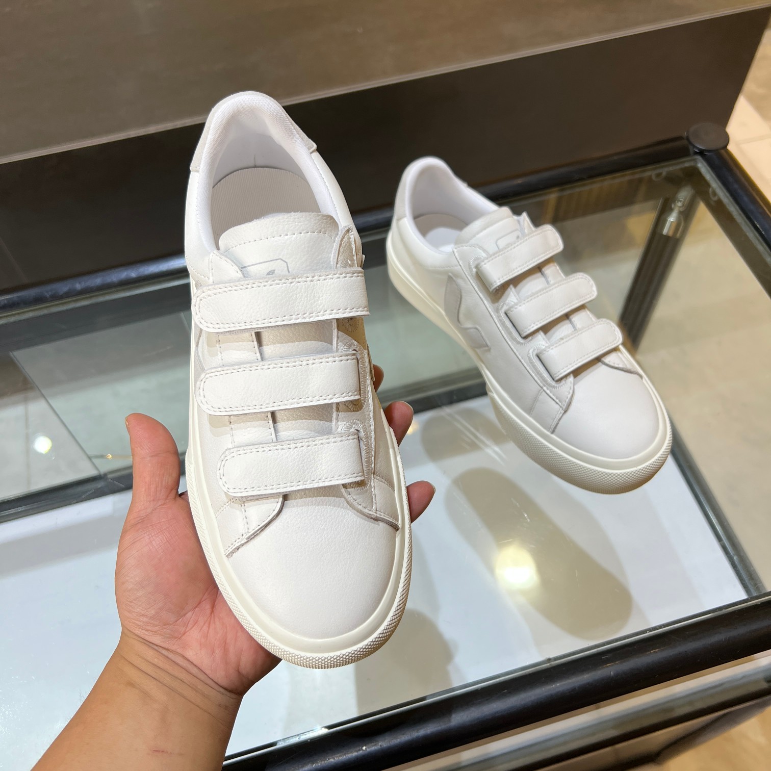 NO:407047,Women and men French VEJA classic white shoes V-shaped lace-up retro flat heel thick sole casual sneakers, original customized private molded sole fabric: imported cowhide, inner lining, Italian imported canvas, outsole vulcanized non-slip sole, size 35-39 for women (40 for custom-made, no return or exchange) size: men's 40-44 for men (45 for custom-made, no return or exchange), casual shoes/sneakers, cowhide19860909女男 法国VEJA 经典小白鞋V 字标系带复古平跟厚底休闲运动鞋, 原版定制私模大底 面料:进口牛皮 内里意大利进口帆布 大底硫化防滑大底 码数女款35-39(40定做不退换) 码数: 男款40-44(45定做不退换),休闲鞋/运动鞋,sneakers,cowhide,Women's Shoes