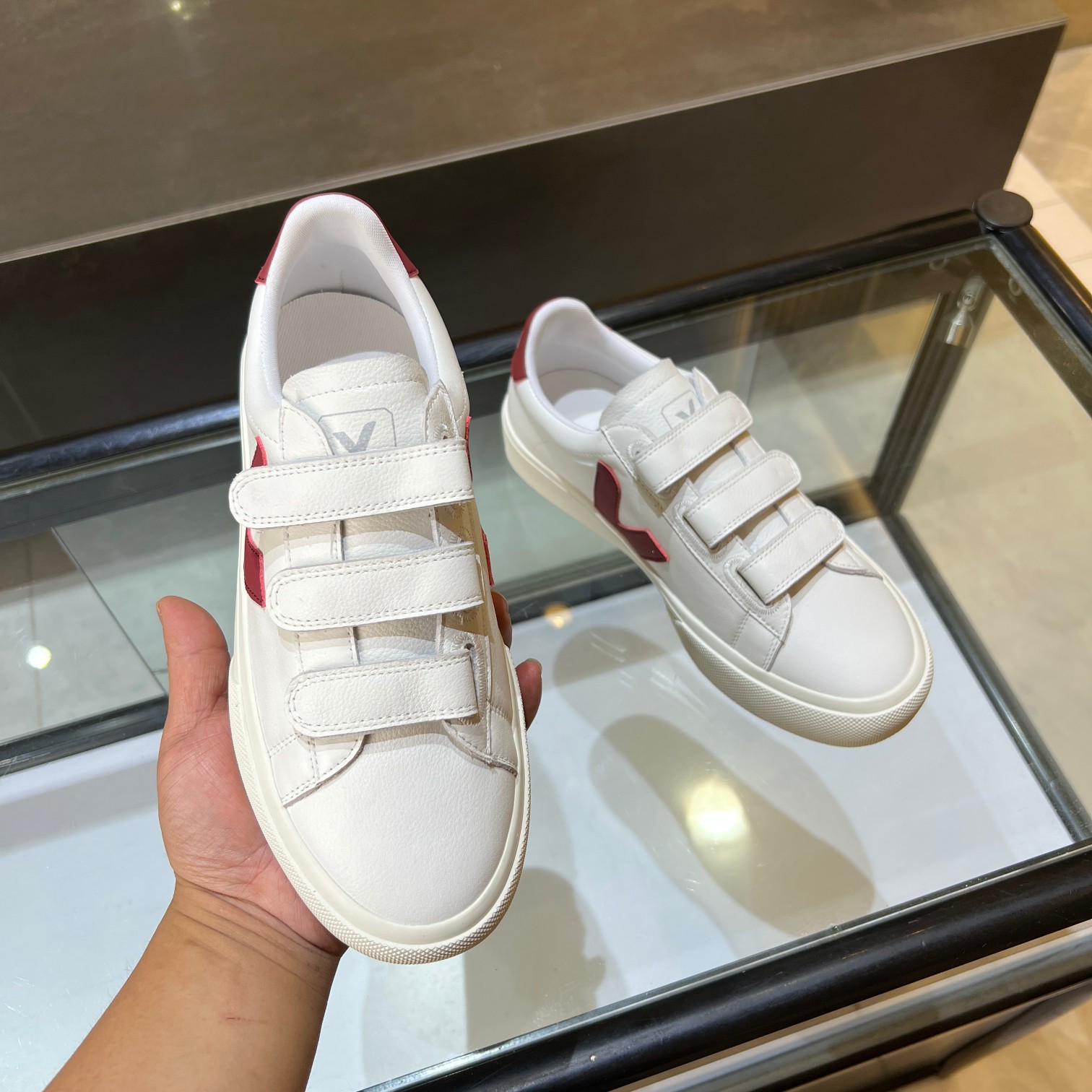 NO:407050,Women, men, French VEJA classic white shoes V-shaped lace-up retro flat heel thick sole casual sneakers, original customized private molded sole fabric: imported cowhide, inner lining, Italian imported canvas, outsole vulcanized non-slip sole, size 35-39 for women (40 for custom-made, no return or exchange) size: men's 40-44 for men (45 for custom-made, no return or exchange), casual shoes/sneakers, cowhide19860909女 男 法国VEJA 经典小白鞋V 字标系带复古平跟厚底休闲运动鞋, 原版定制私模大底 面料:进口牛皮 内里意大利进口帆布 大底硫化防滑大底 码数女款35-39(40定做不退换) 码数: 男款40-44(45定做不退换),休闲鞋/运动鞋,sneakers,cowhide,Women's Shoes