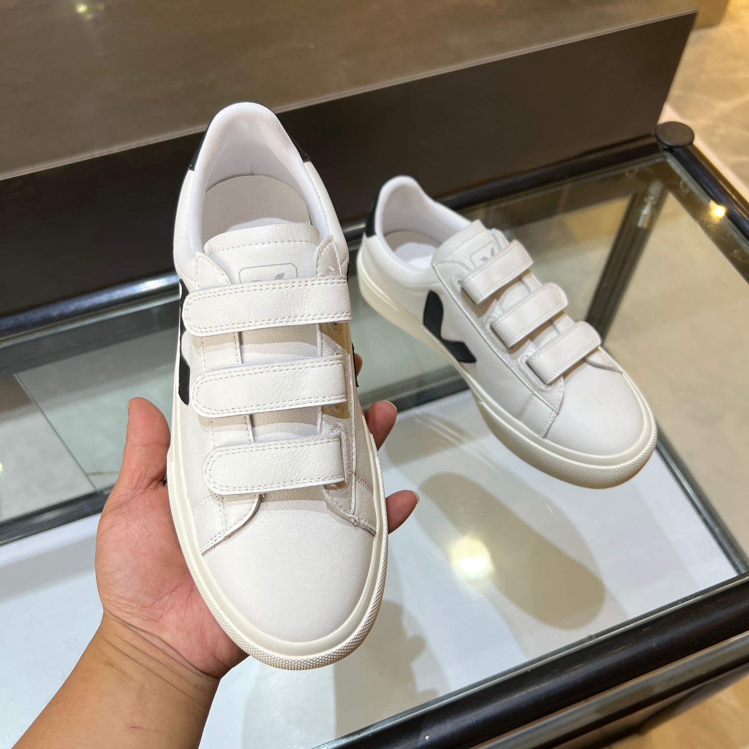 NO:407053,Women and men's French VEJA classic white shoes V-shaped lace-up retro flat heel thick sole casual sneakers, original customized private molded sole fabric: imported cowhide, inner lining, Italian imported canvas, outsole vulcanized non-slip sole, size 35-39 for women (40 for custom-made, no return or exchange) size: men's 40-44 for men (45 for custom-made, no return or exchange), casual shoes/sneakers, cowhide19860909女男法国VEJA 经典小白鞋V 字标系带复古平跟厚底休闲运动鞋, 原版定制私模大底 面料:进口牛皮 内里意大利进口帆布 大底硫化防滑大底 码数女款35-39(40定做不退换) 码数: 男款40-44(45定做不退换),休闲鞋/运动鞋,sneakers,cowhide,Women's Shoes