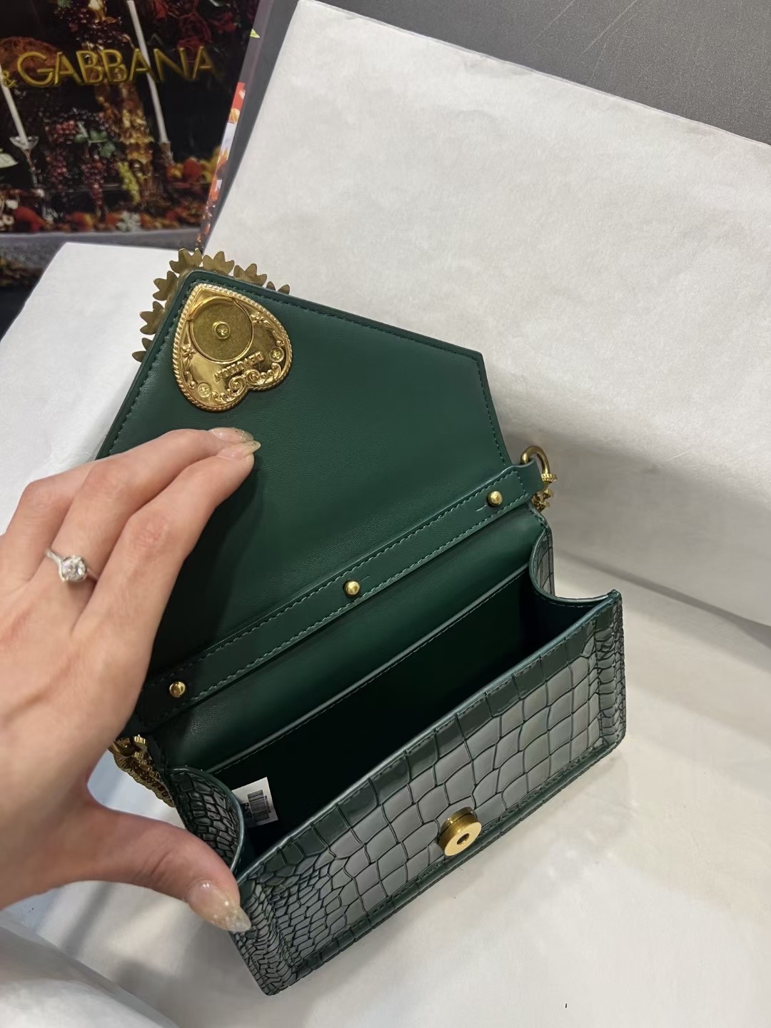 Dolce&Gabbana 海外代购专用品 爱心蝴蝶结✨链条手提包👜简单时尚为主，最火斜挎包 采用进口原